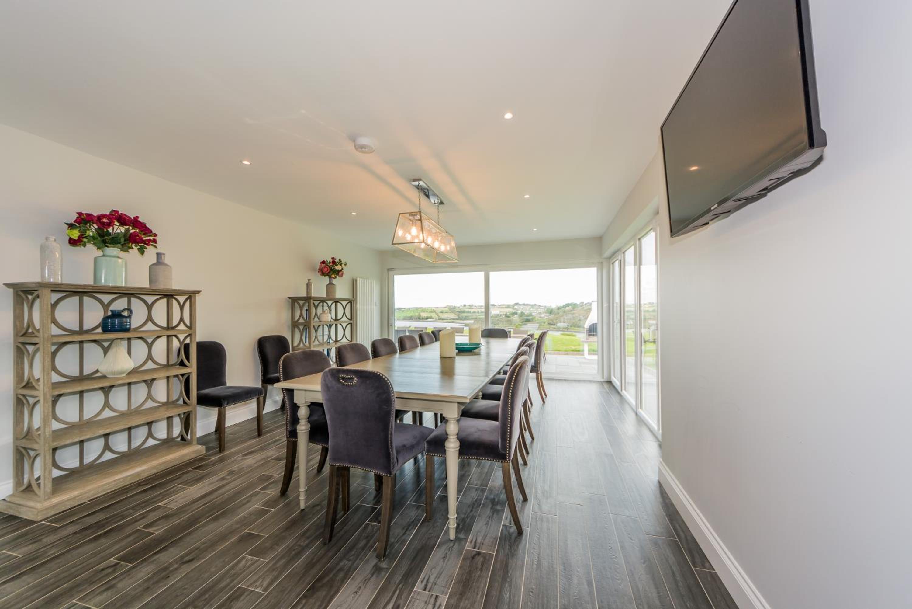 Six-Bedroom House - Photo 36