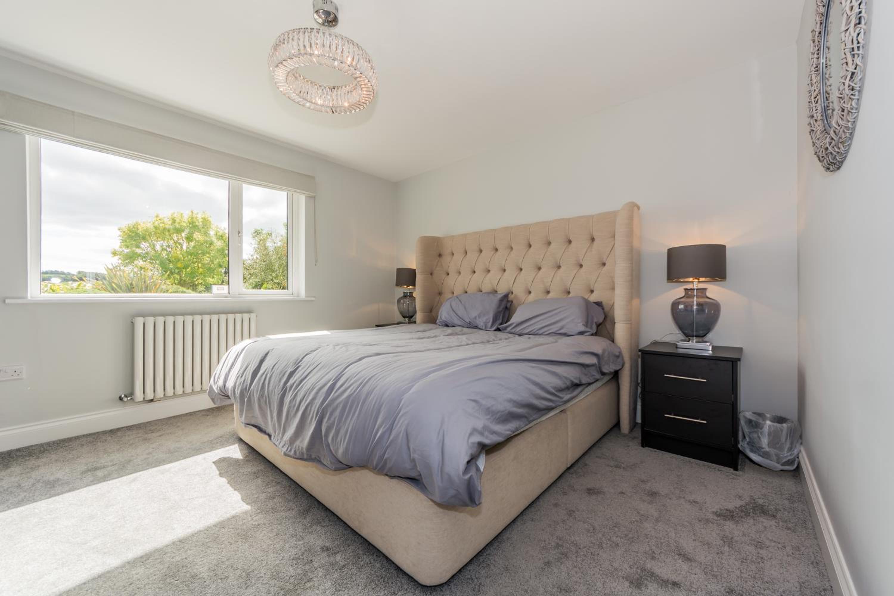 Six-Bedroom House - Photo 45