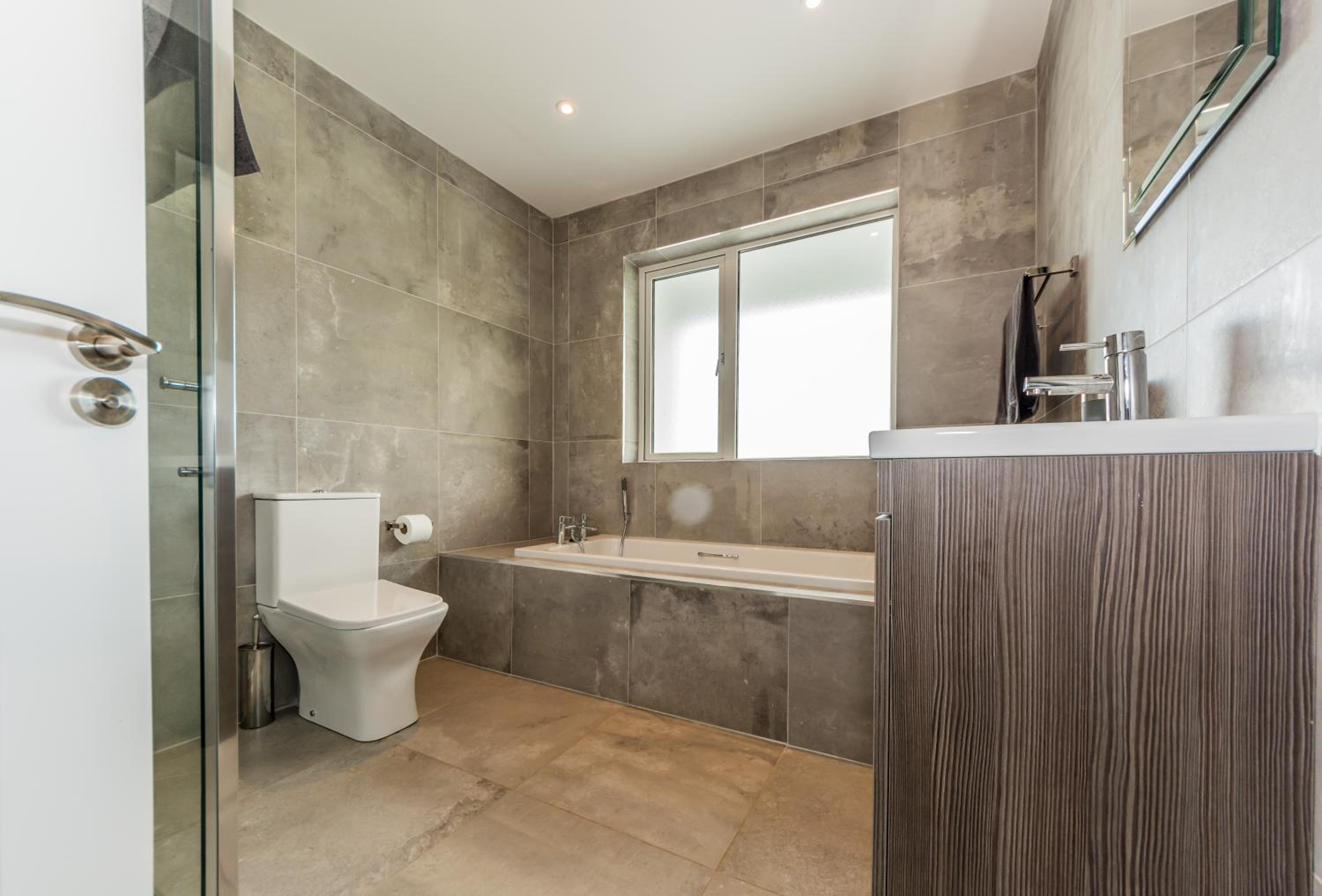 Six-Bedroom House - Photo 43