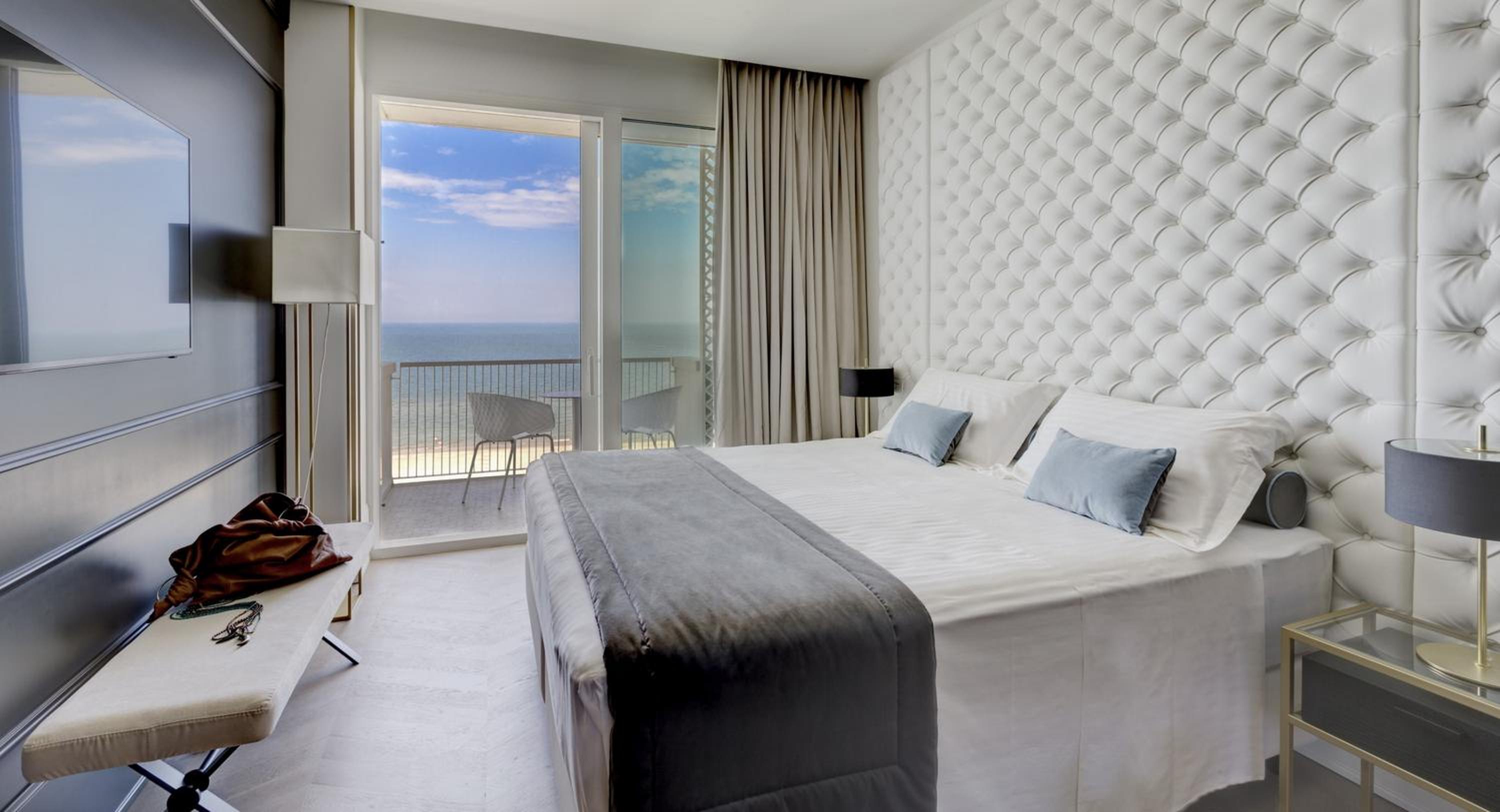 Queen Room with Sea View - Photo 14
