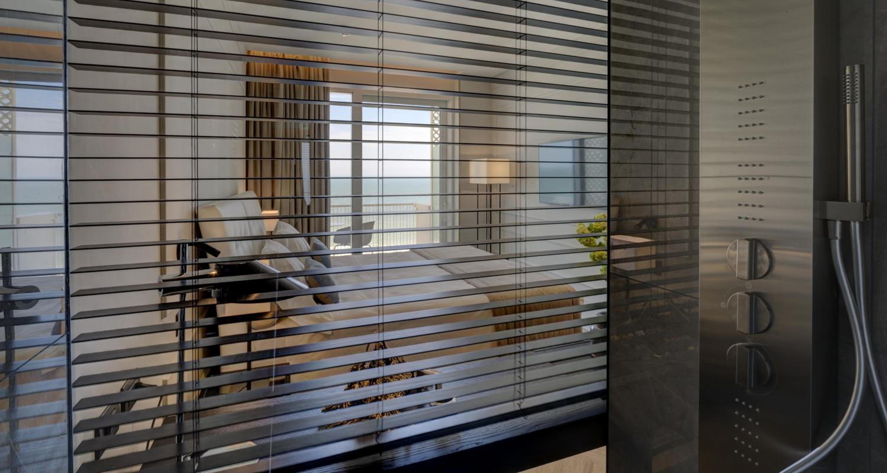 Queen Room with Sea View - Photo 15