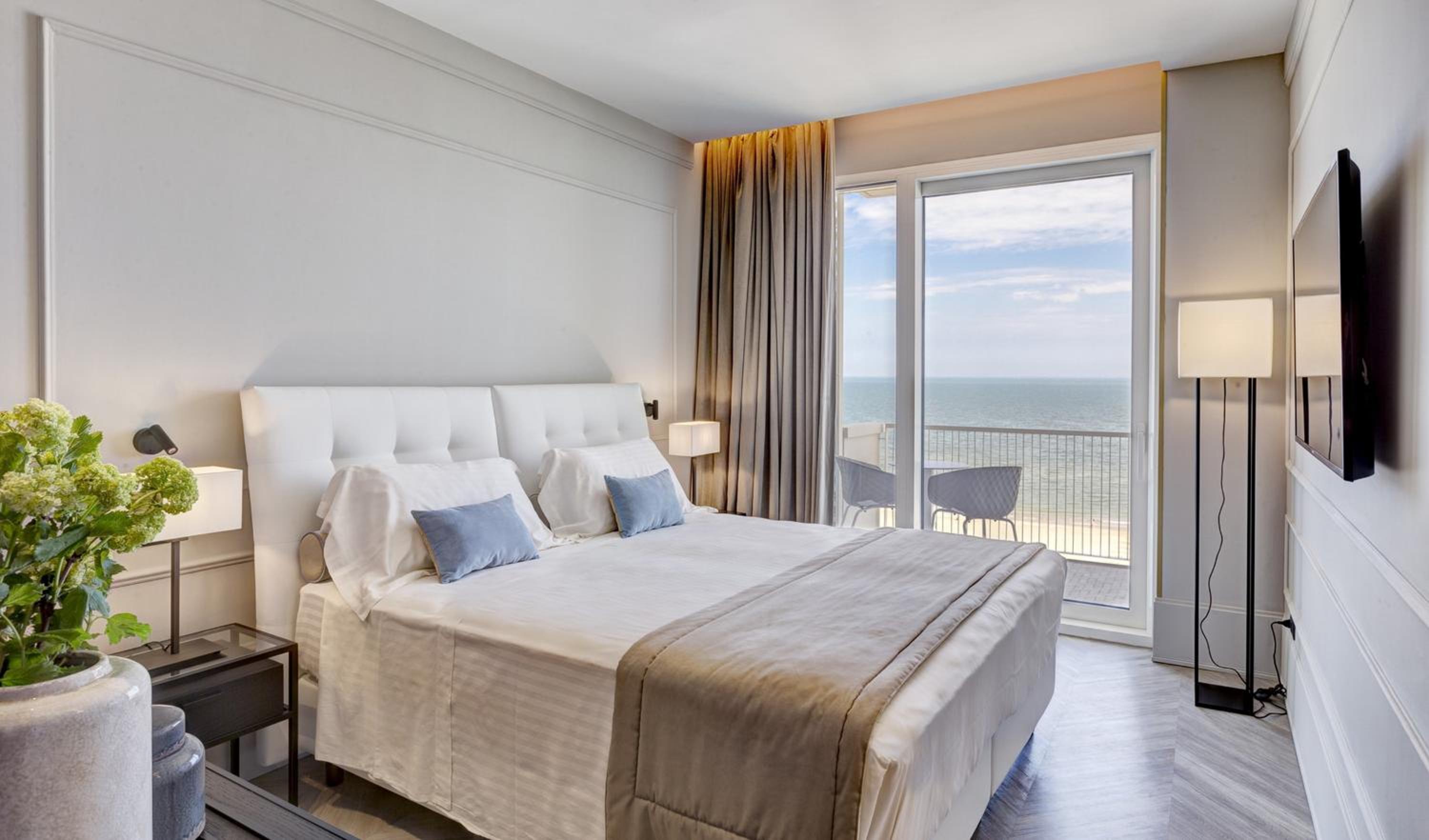 Queen Room with Sea View - Photo 8