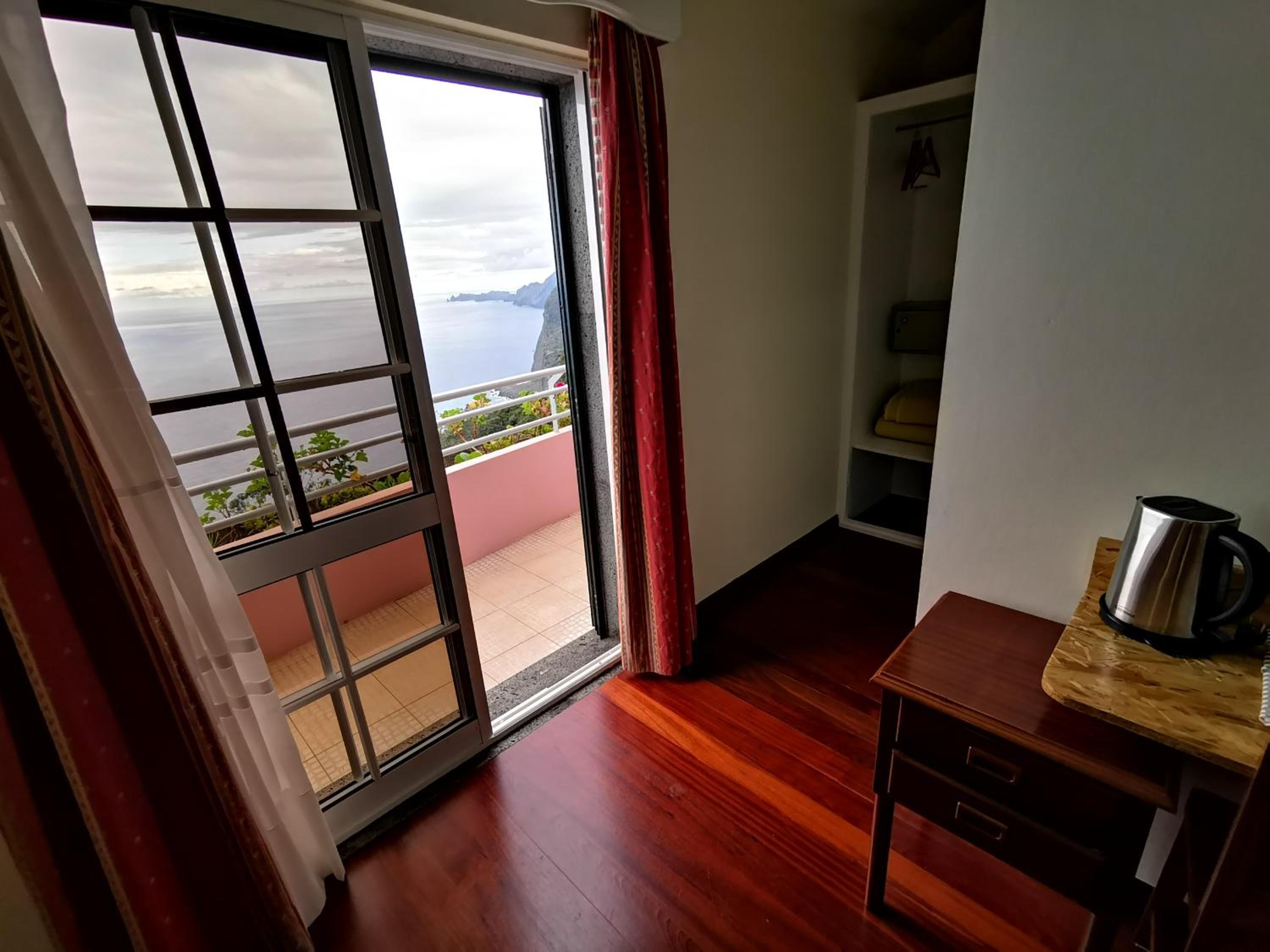 Double Room with Balcony and Sea View - Photo 5