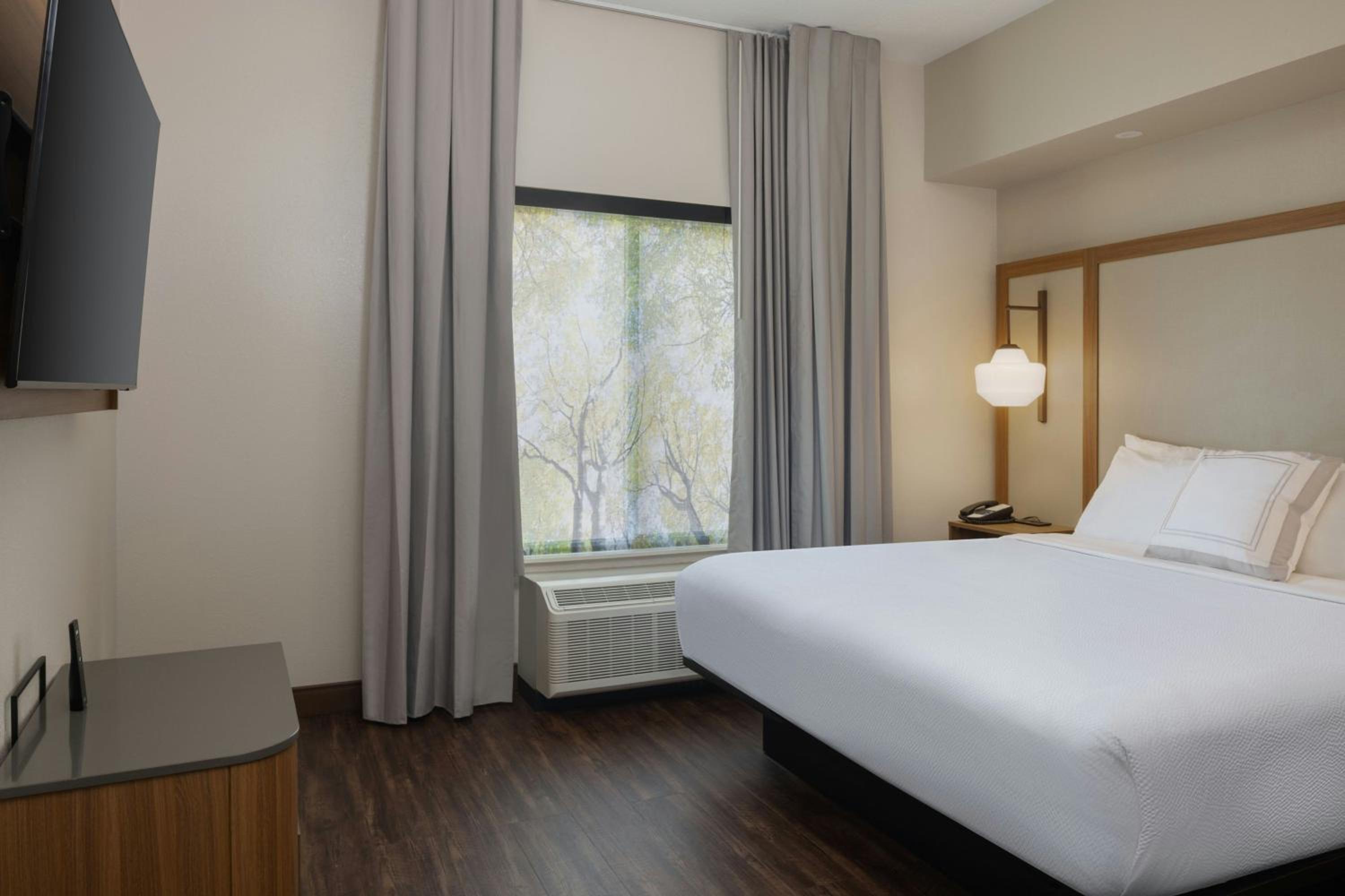 King Suite with Bathtub and Sofa Bed - Mobility Access