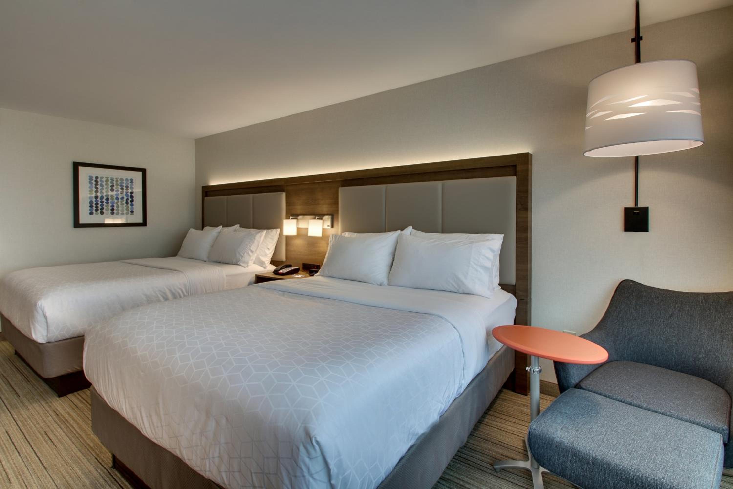 Standard Queen Room with Two Queen Beds photo 1