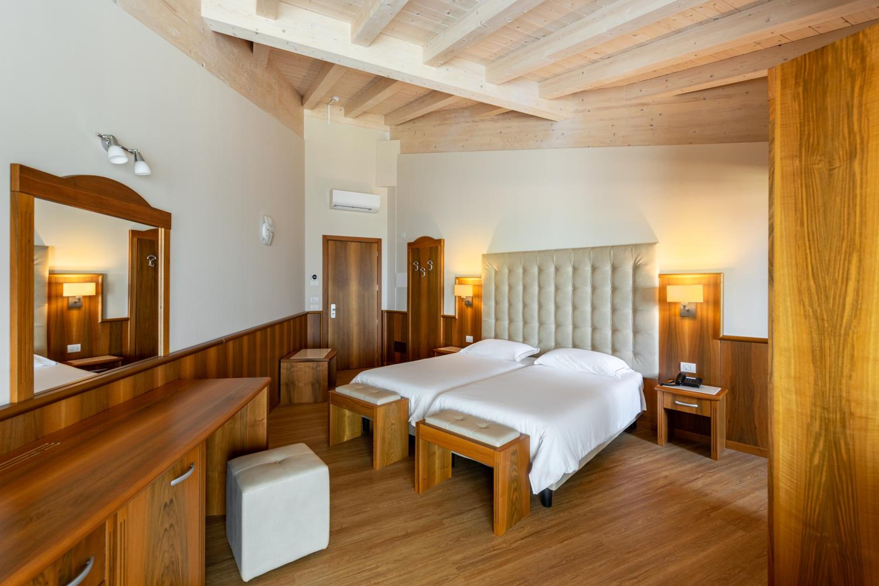 Superior Double Room with Partial Lake View - Photo 8