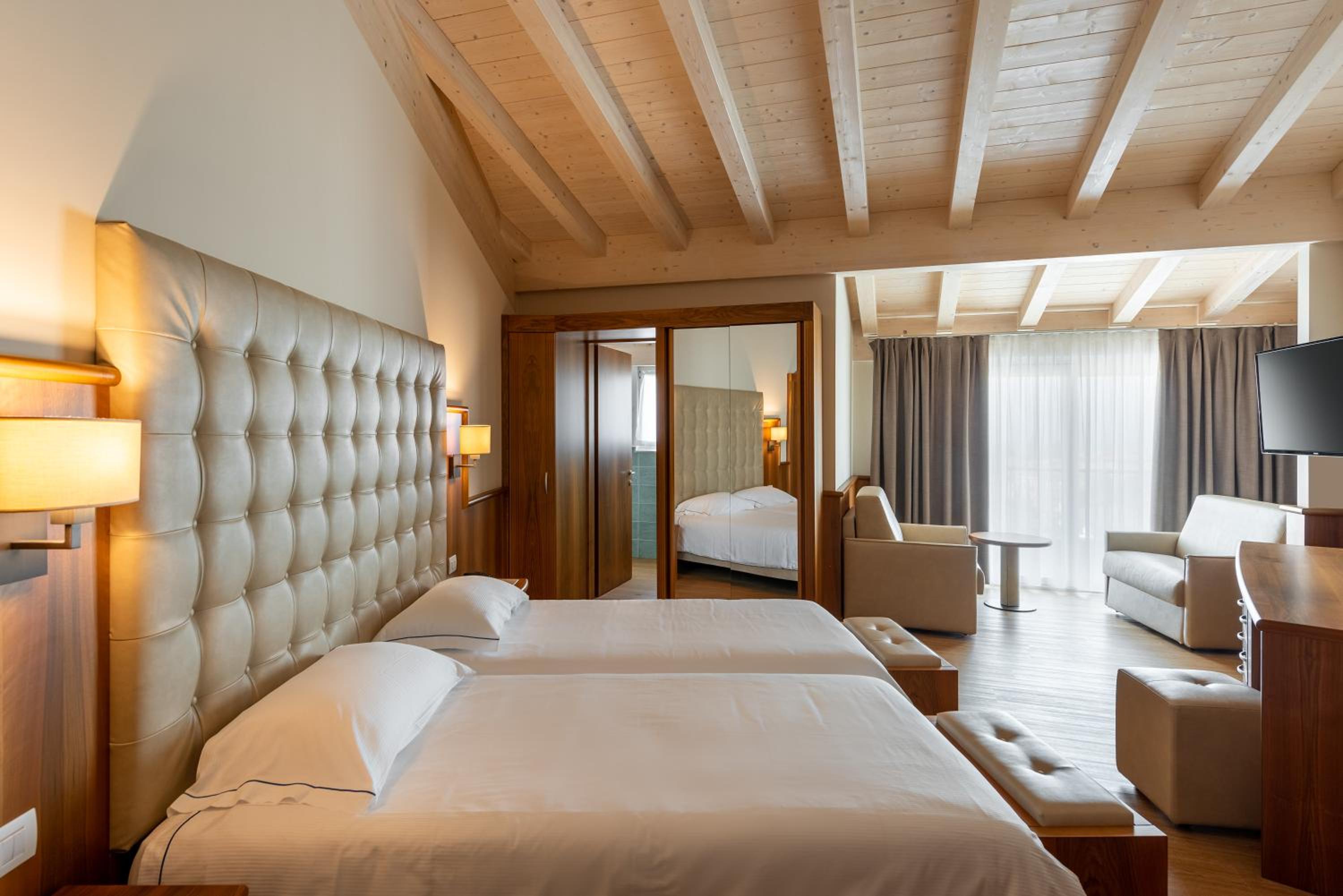 Superior Double Room with Partial Lake View - Photo 7