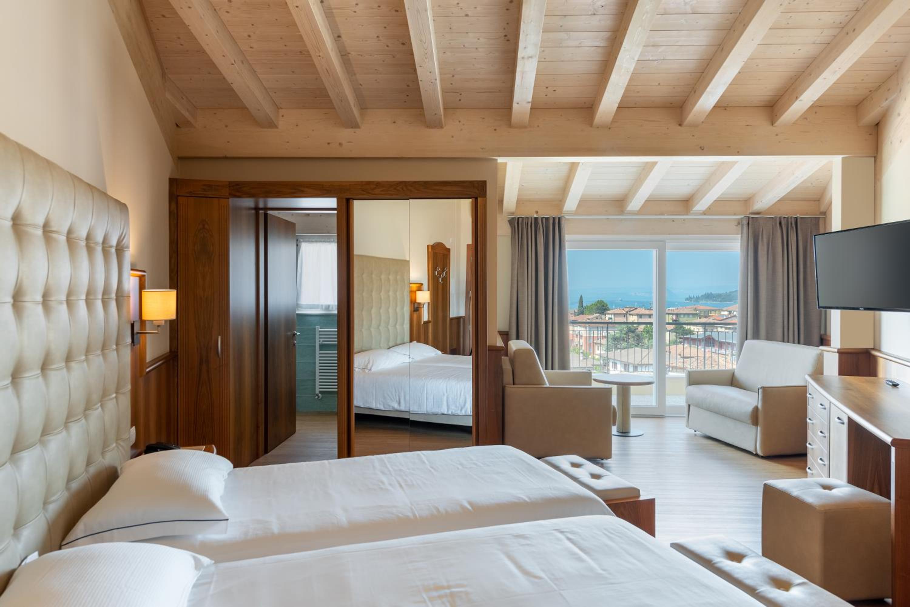 Superior Double Room with Partial Lake View - Photo 1