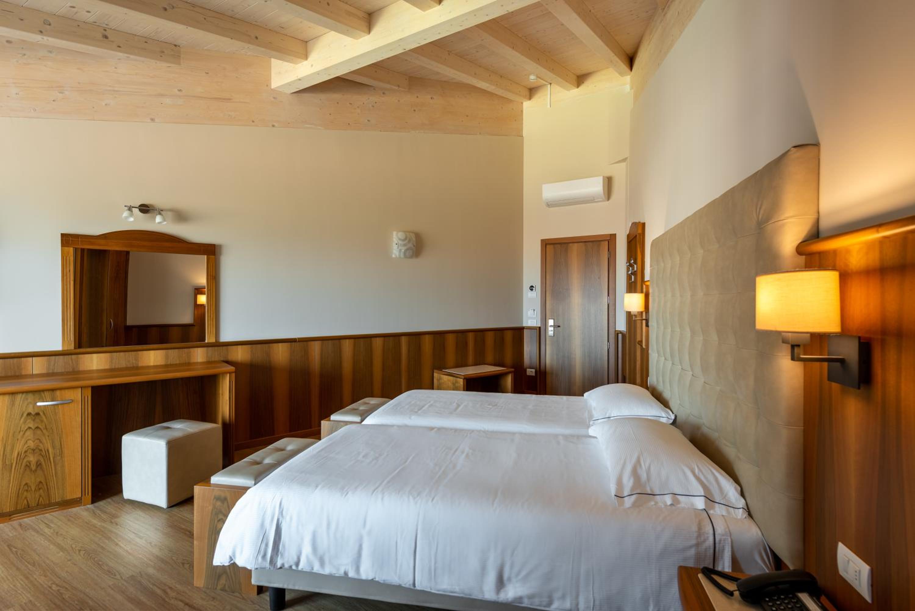 Superior Double Room with Partial Lake View - Photo 2