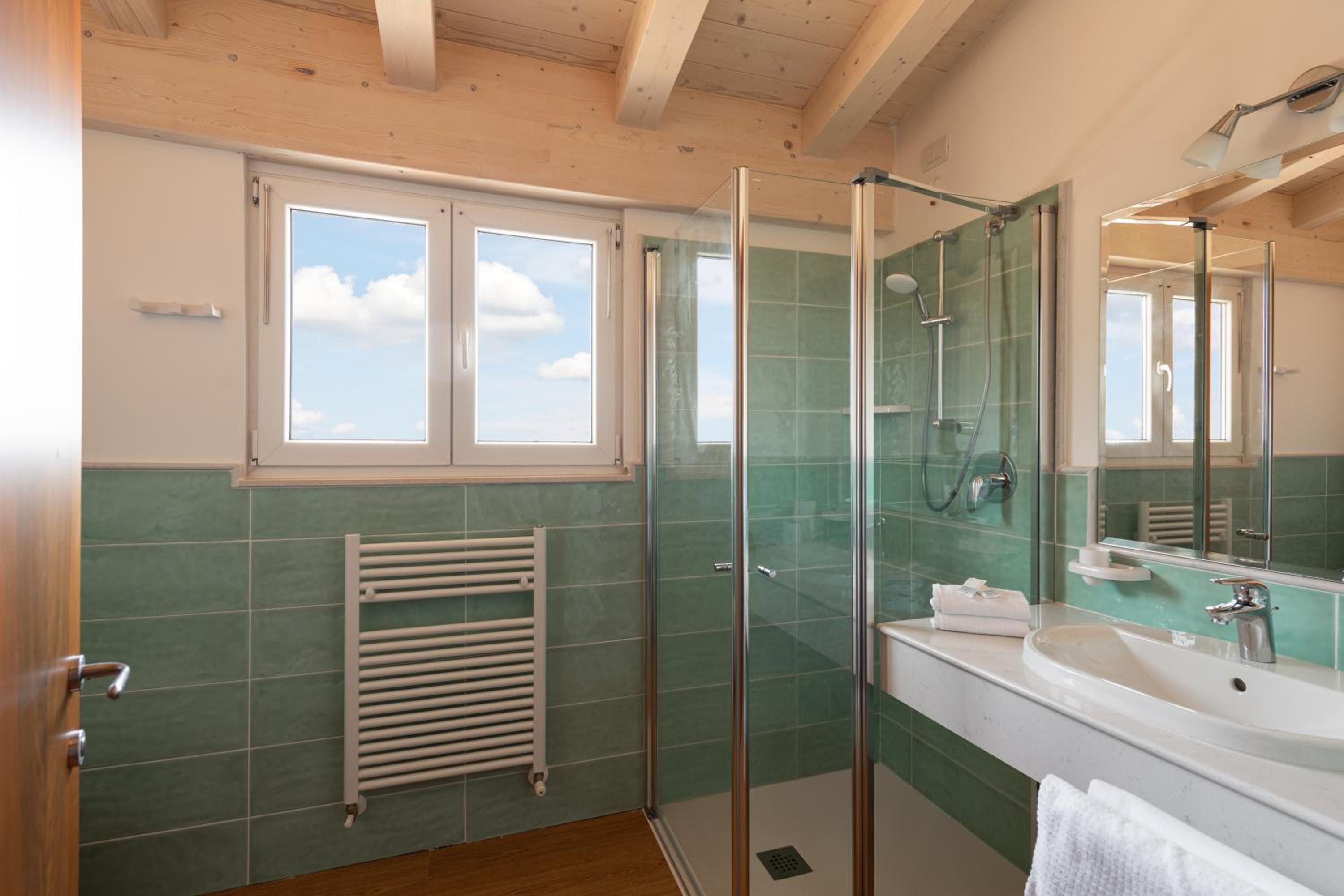 Superior Double Room with Partial Lake View - Photo 6