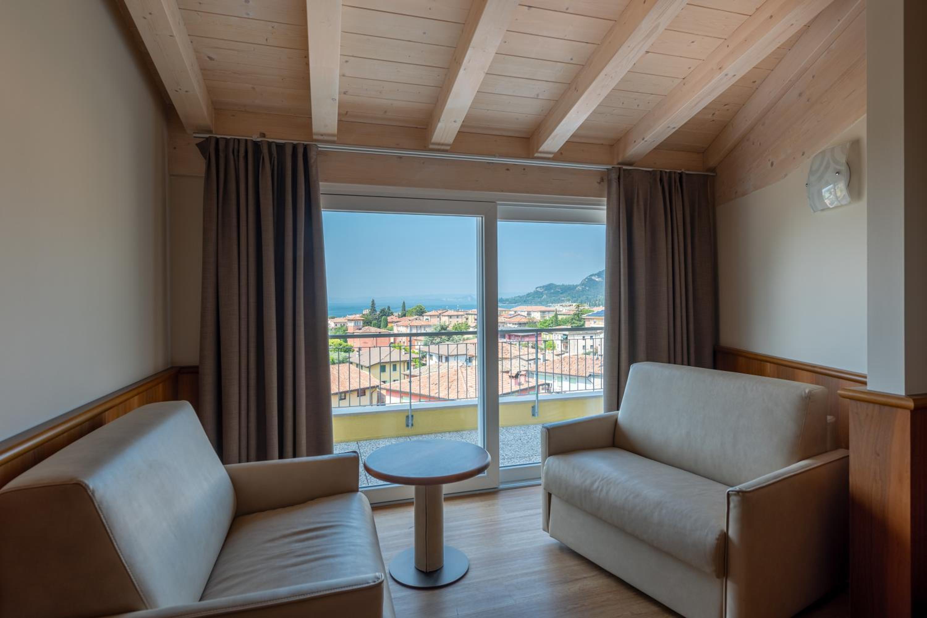 Superior Double Room with Partial Lake View - Photo 9