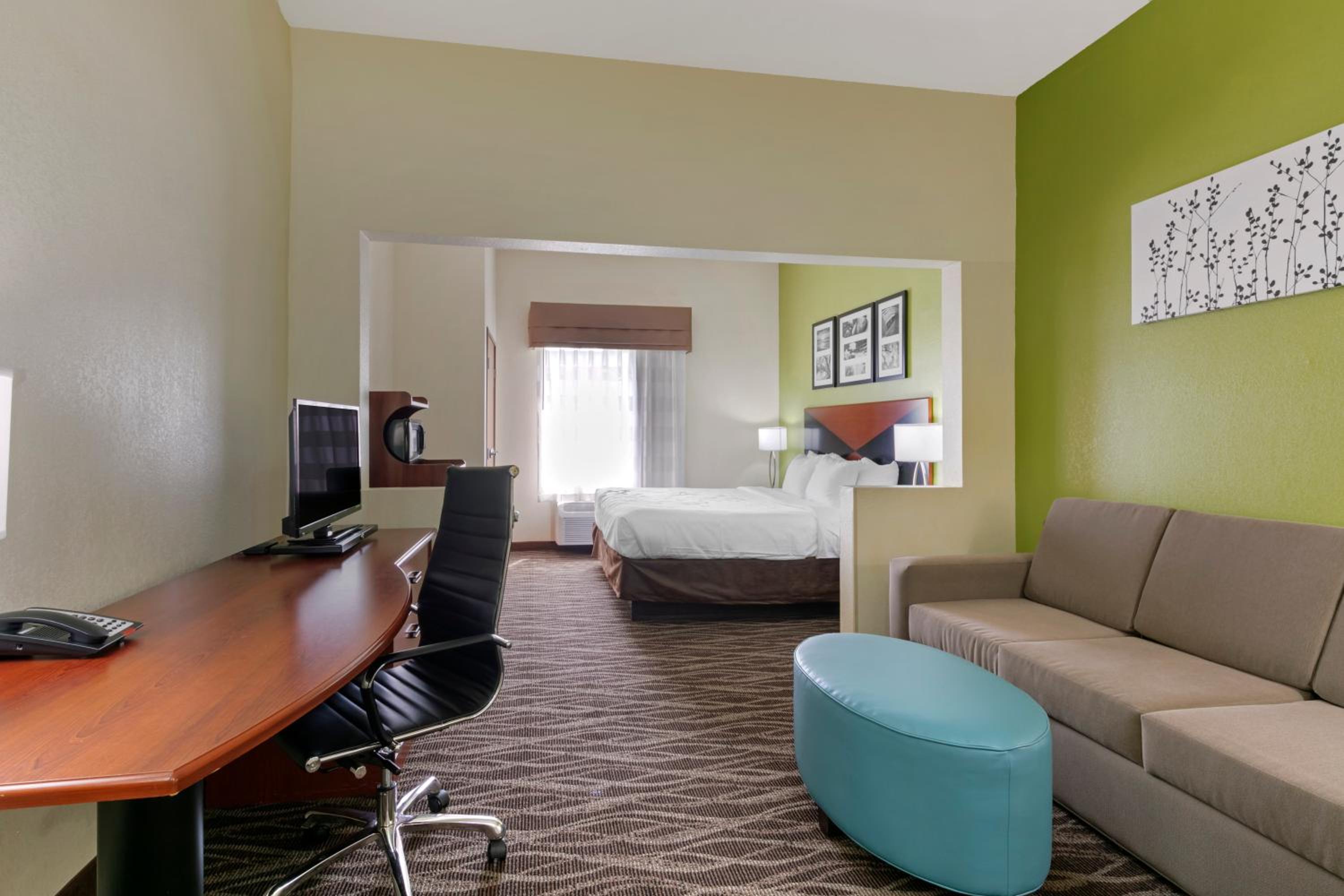 King Suite - Non-Smoking - Photo 3