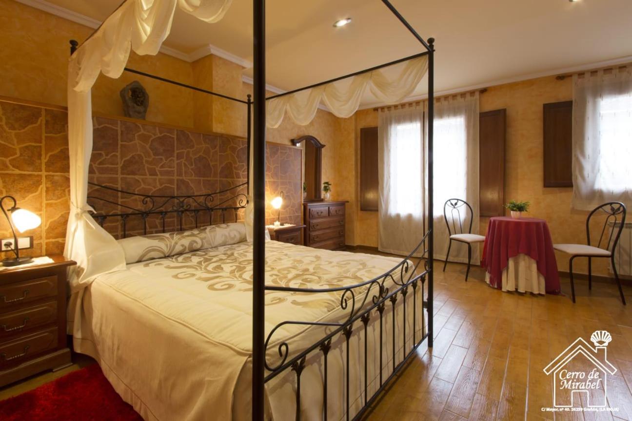 Queen Room with Balcony - Photo 3