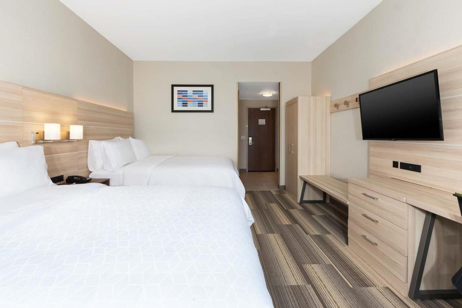 Queen Suite with Two Queen Beds - Photo 2