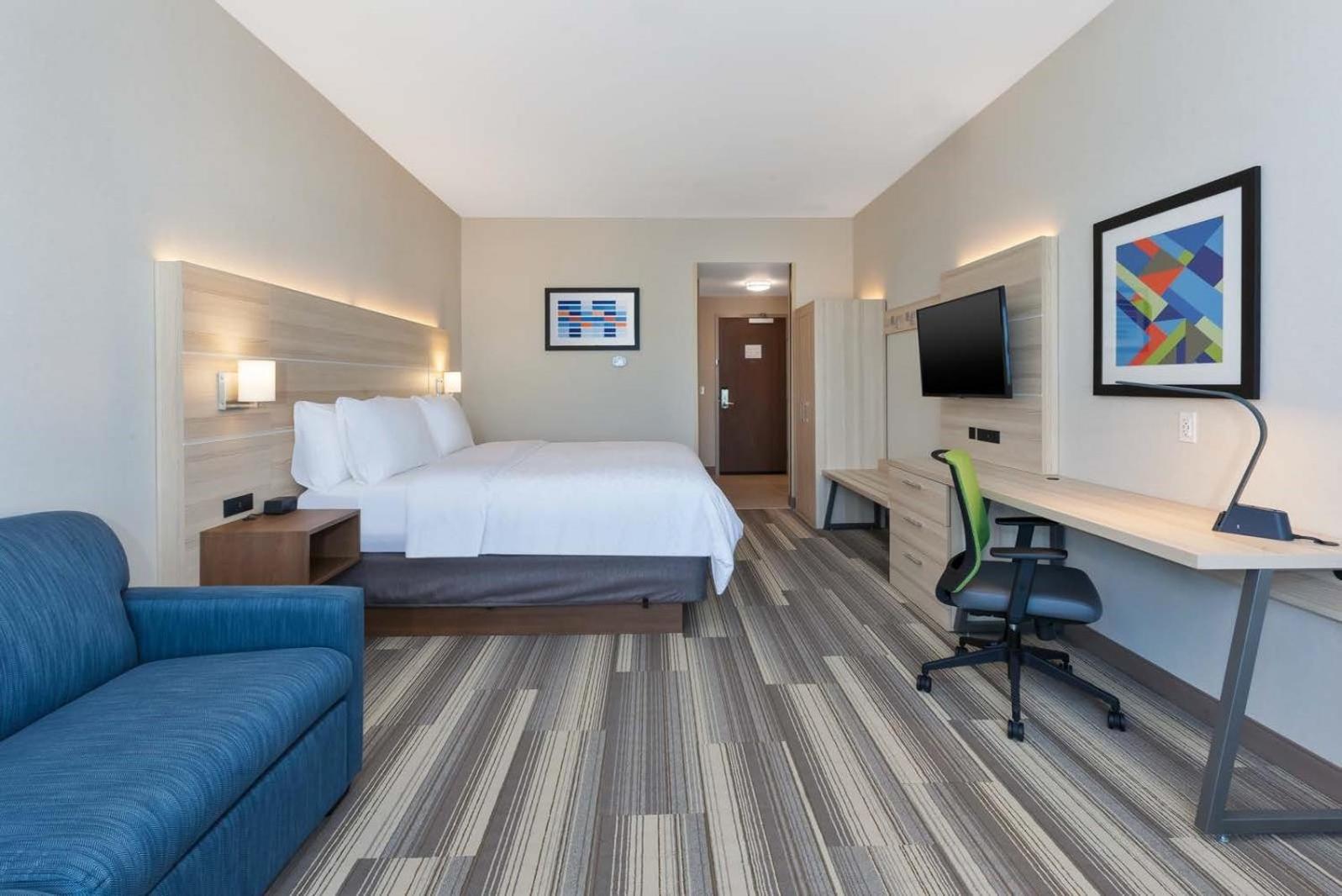 Queen Suite - Photo 1
