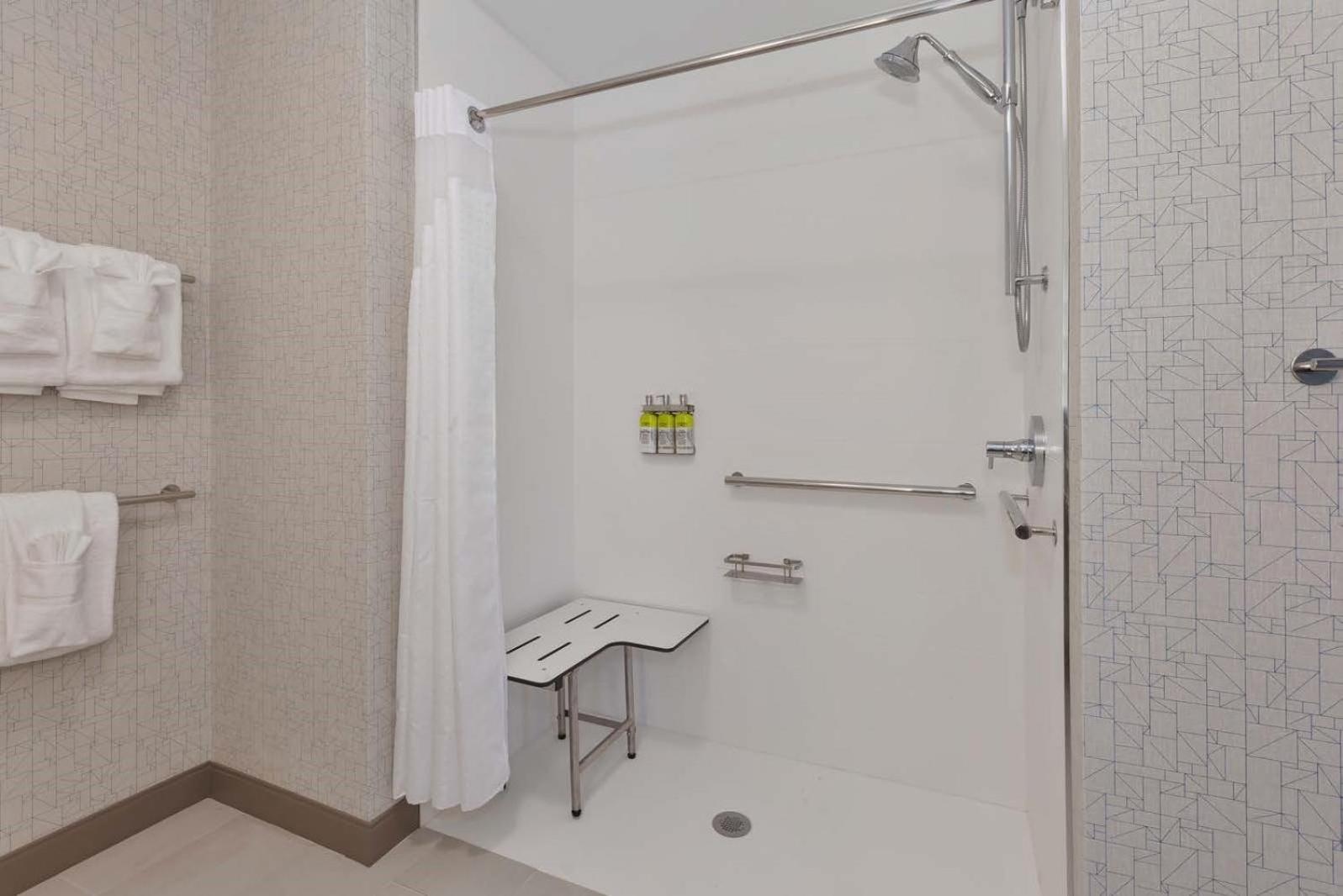 King Room - Mobility Access/Roll in Shower - Non-Smoking - Photo 6