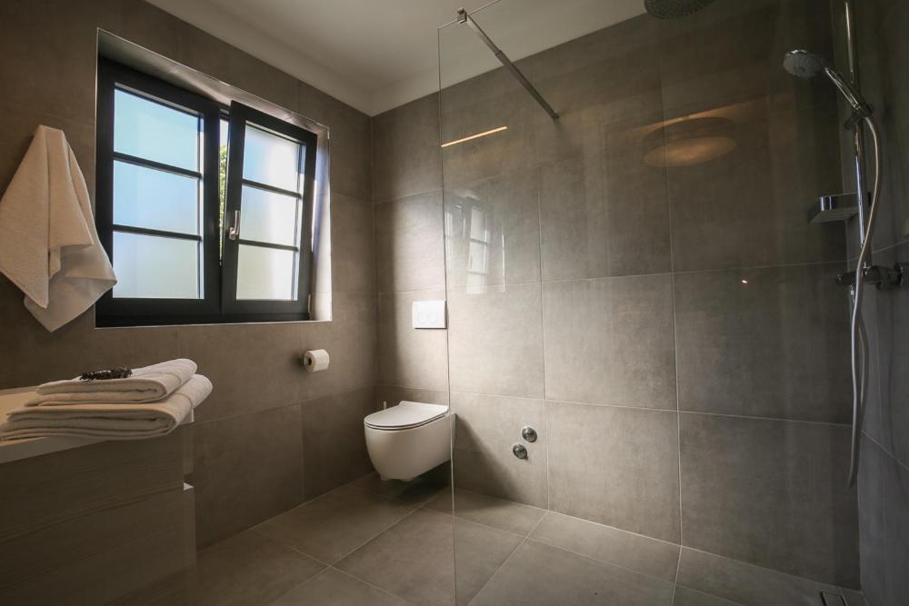 Five-Bedroom House photo 2