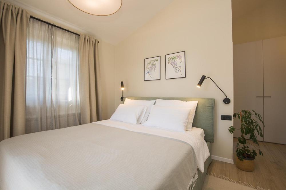 Five-Bedroom House photo 1