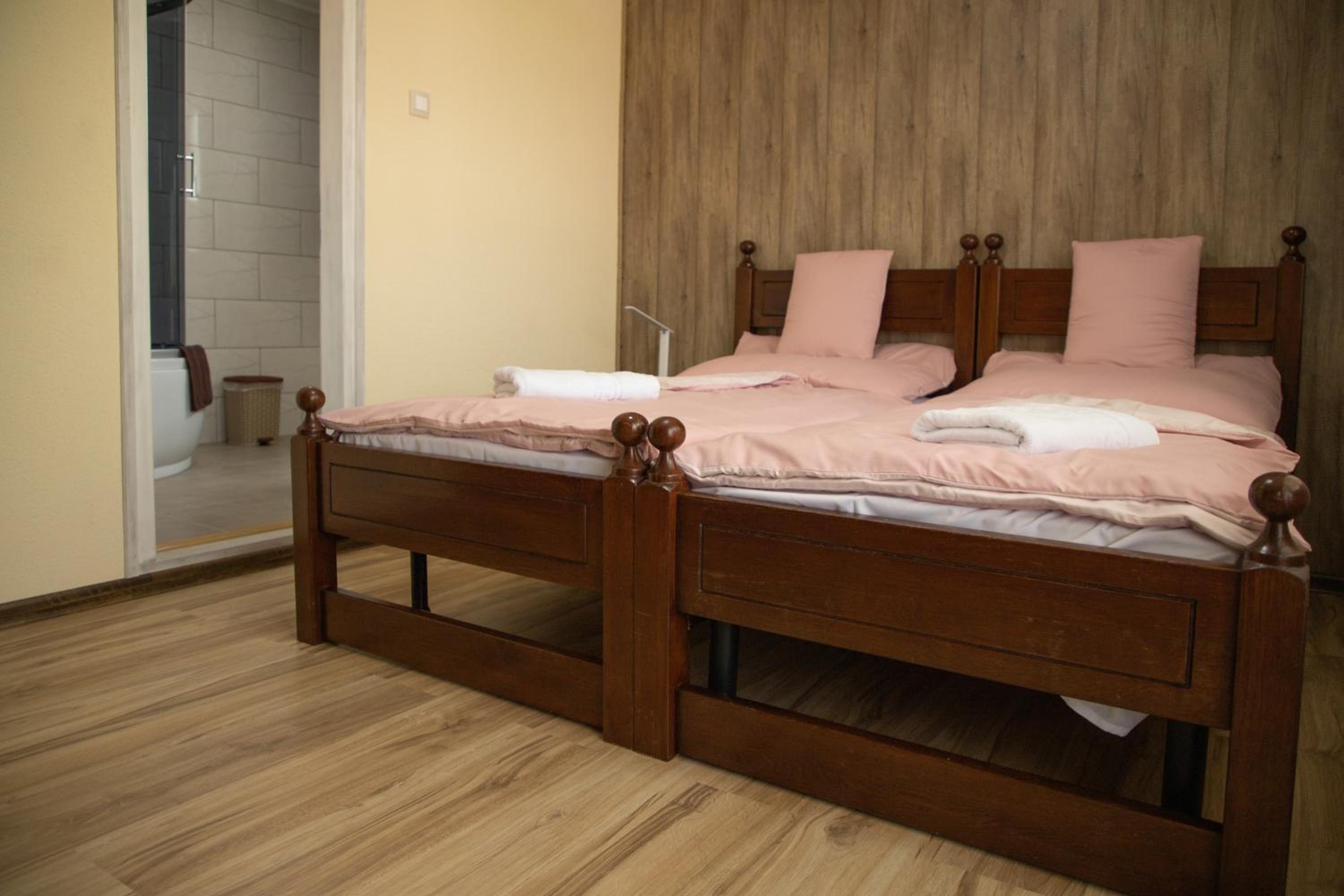 Deluxe Double or Twin Room with Balcony - Photo 9