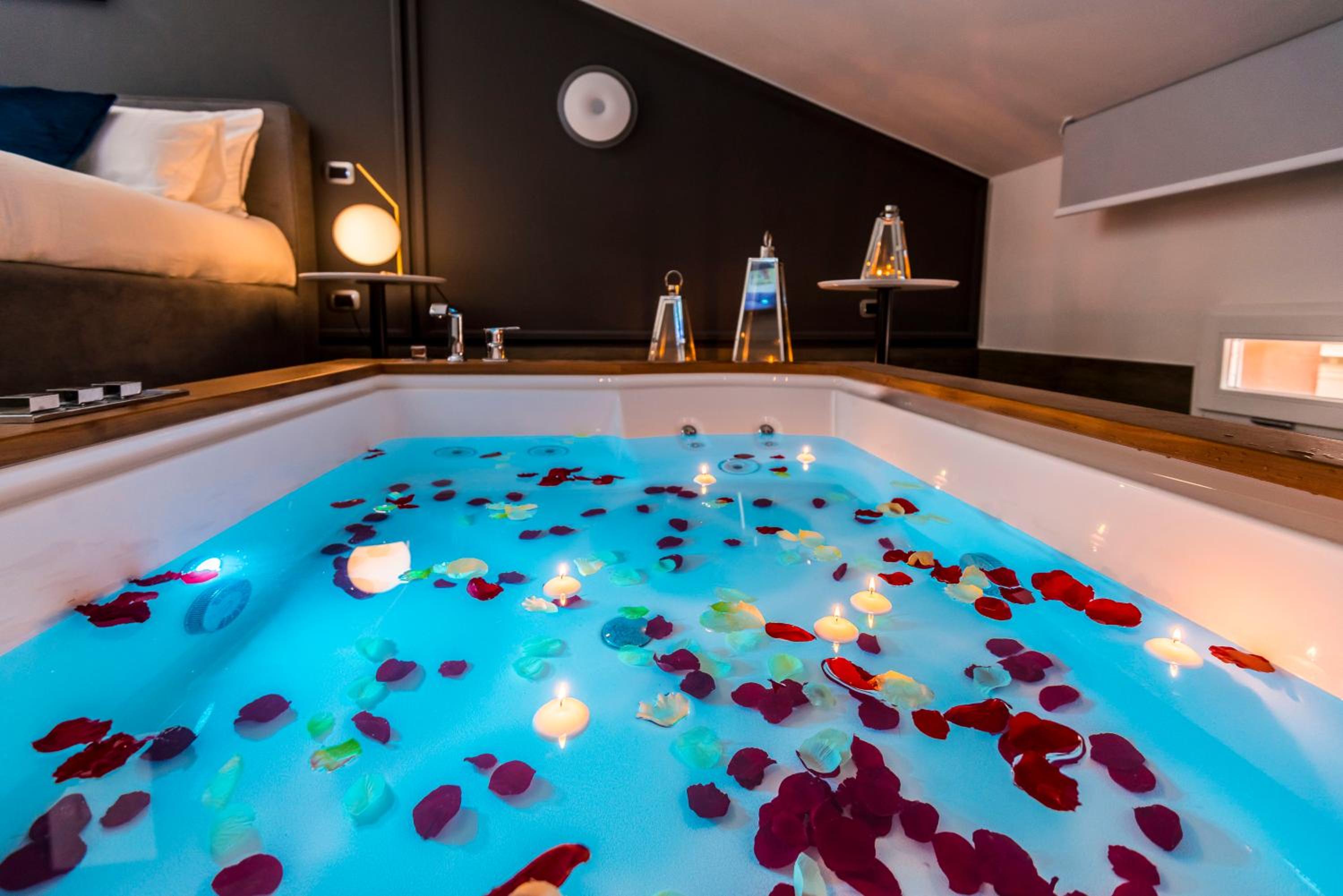 King Suite with Spa Bath - Photo 8