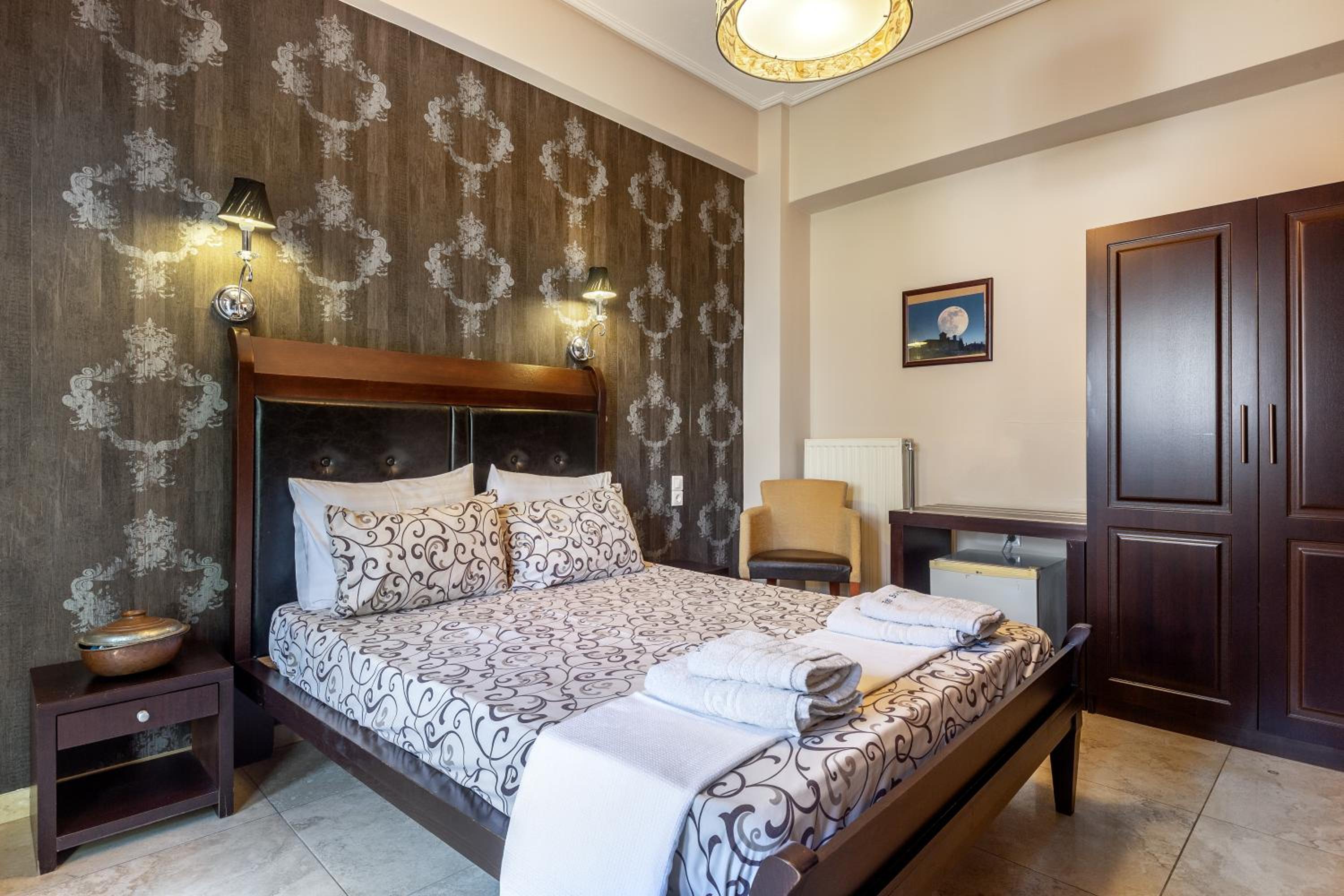 Superior Double Room with Partial Meteora View - Photo 4