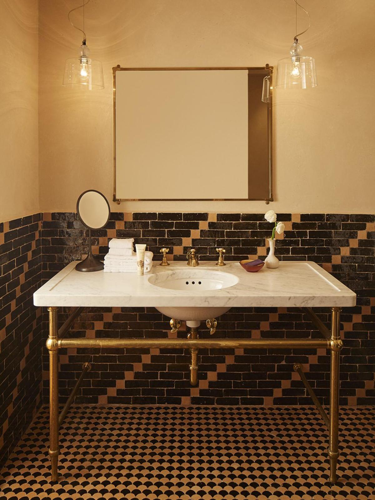 King Room with Roll-In Shower - Disability Access photo 3