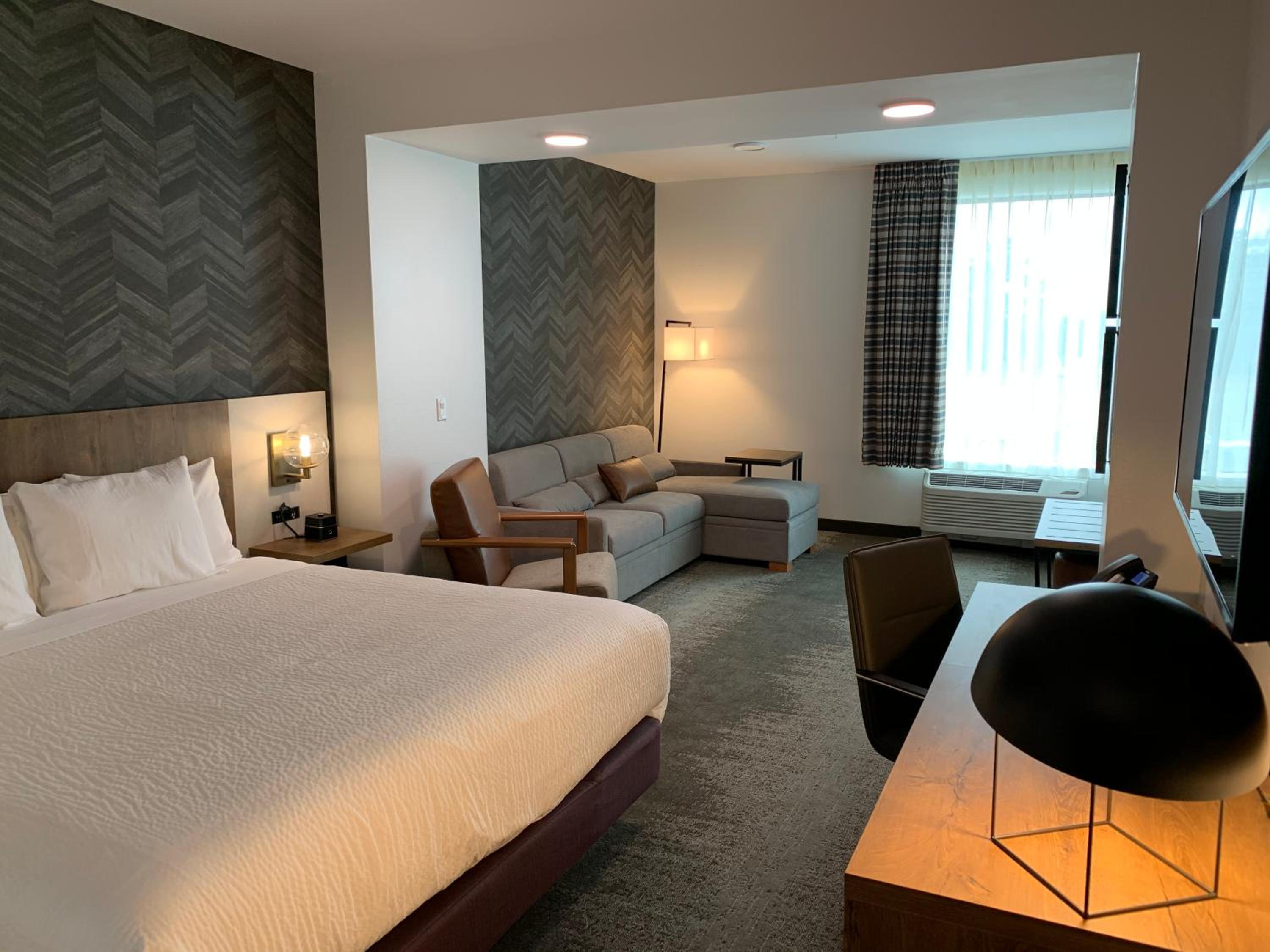 Executive King Suite - Non-Smoking - Photo 8