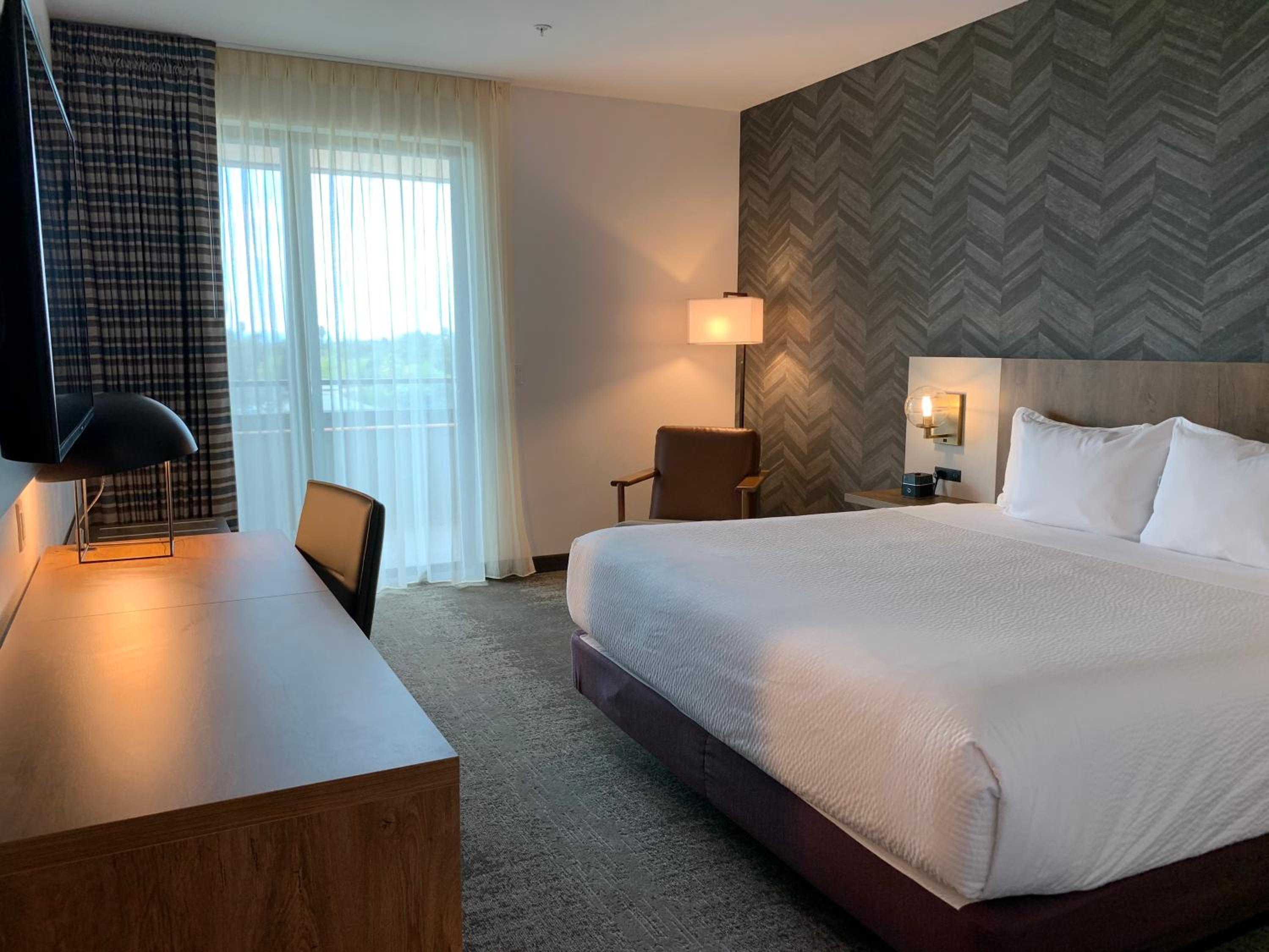 Deluxe King Room - Non-Smoking - Photo 7