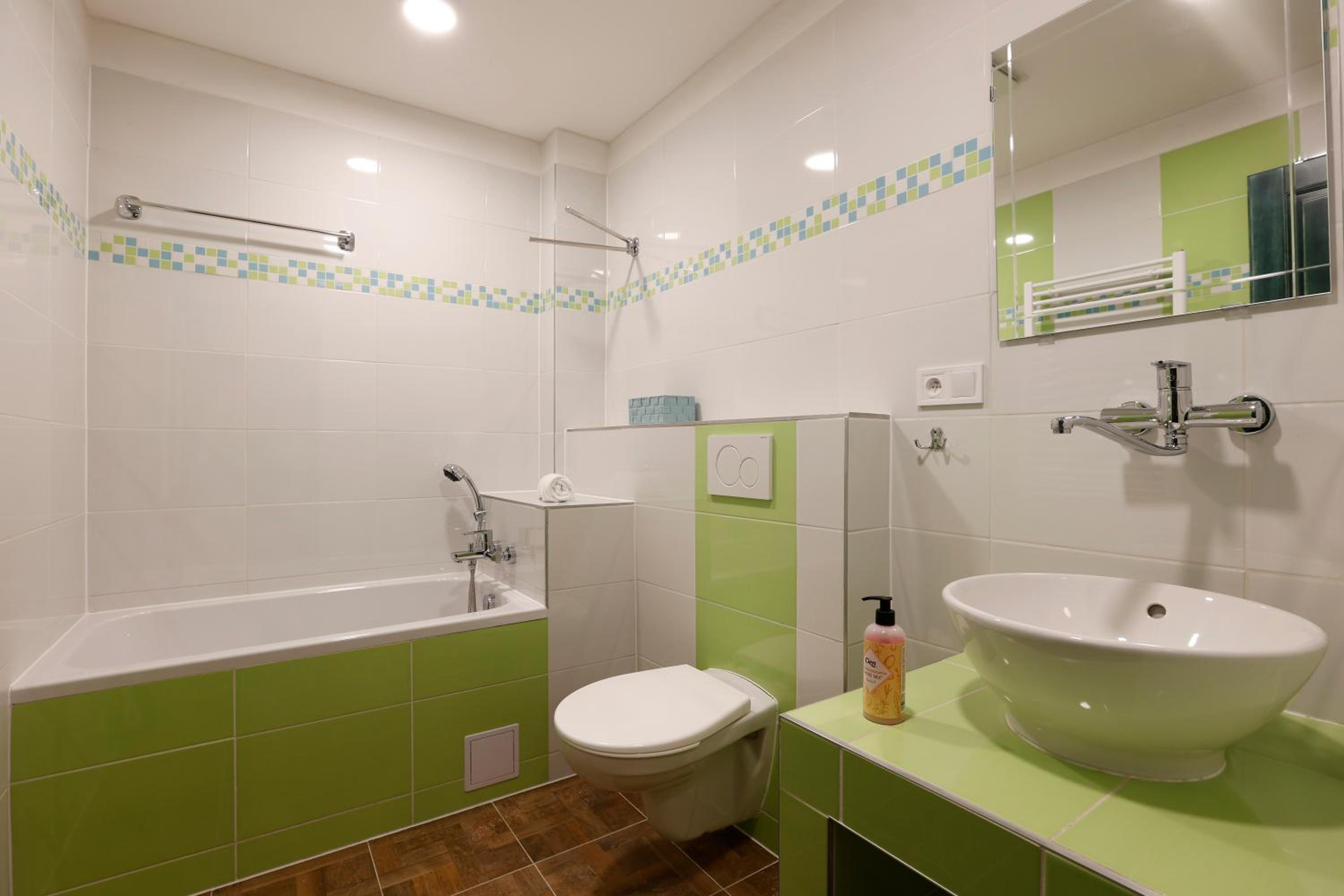Two-Bedroom Apartment with Forest View - Photo 9