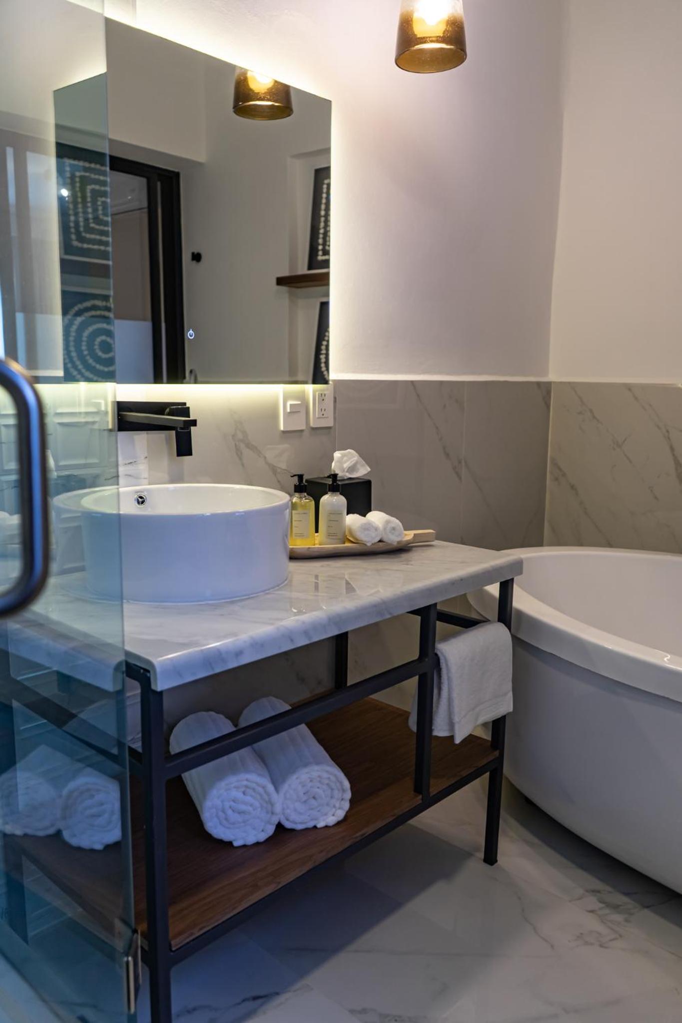 Deluxe Double Room with Bath photo 3