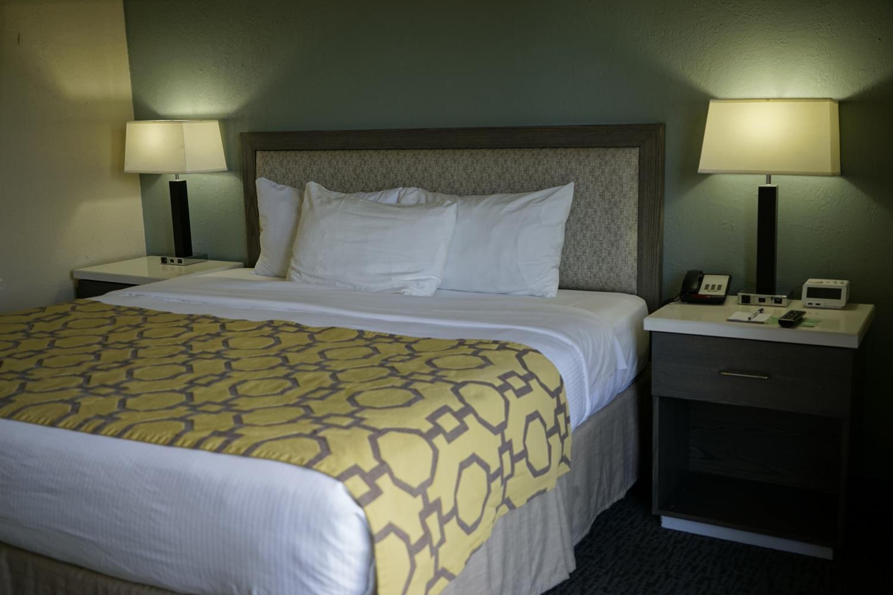 King Room - Non-Smoking - Photo 5