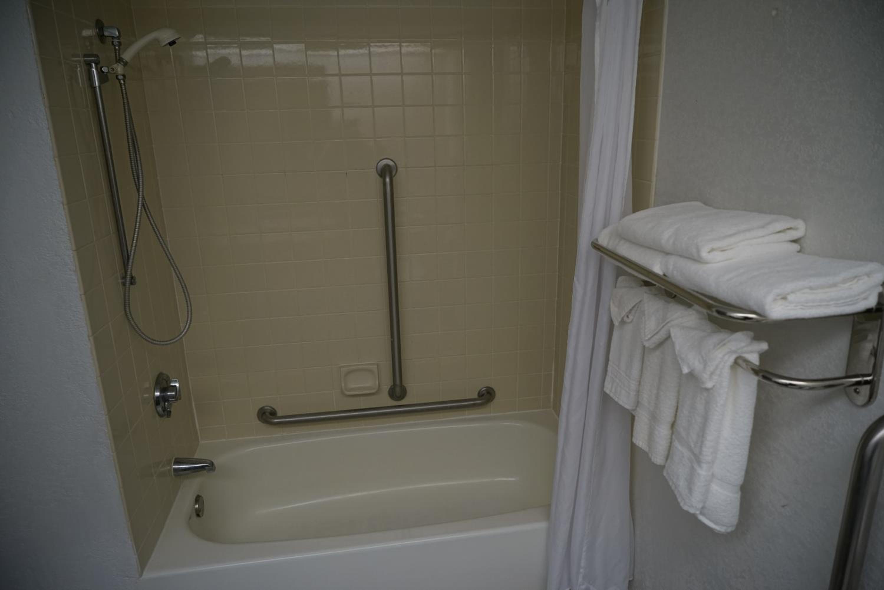 Queen Room - Mobility Access/Non-Smoking - Photo 3