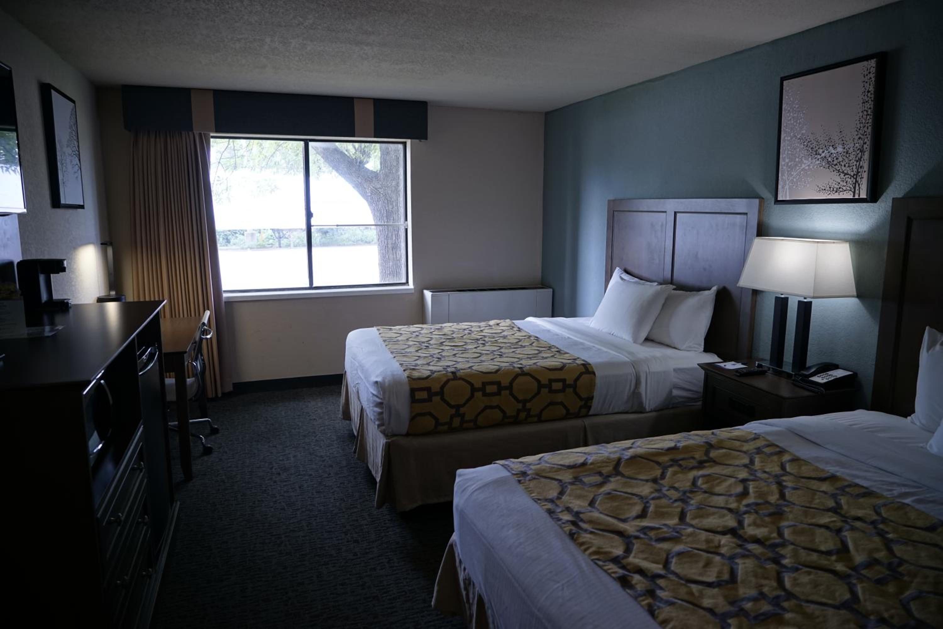 Queen Room with Two Queen Beds - Non-Smoking - Photo 3