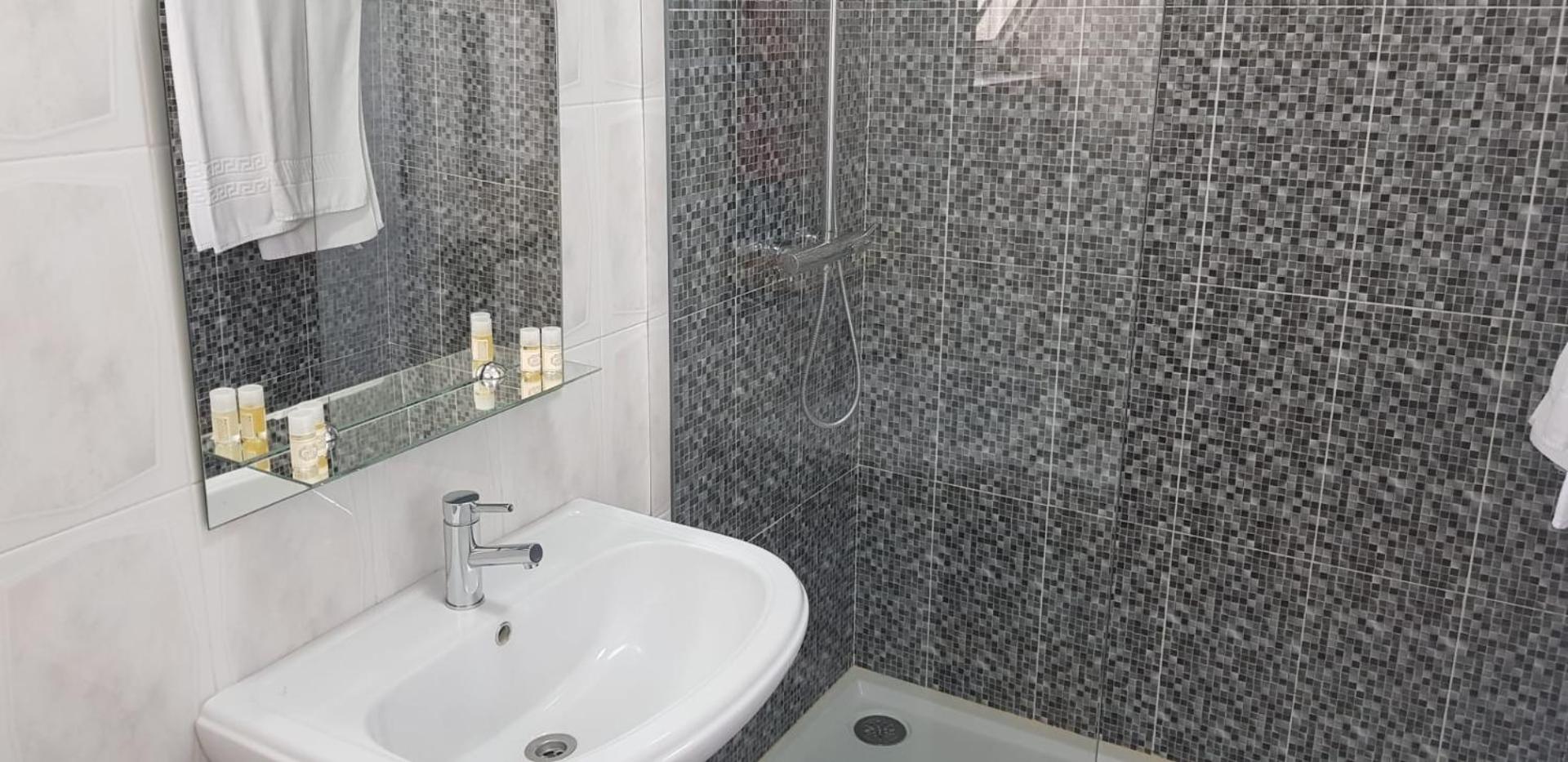 Twin Room with Bathroom - Photo 3