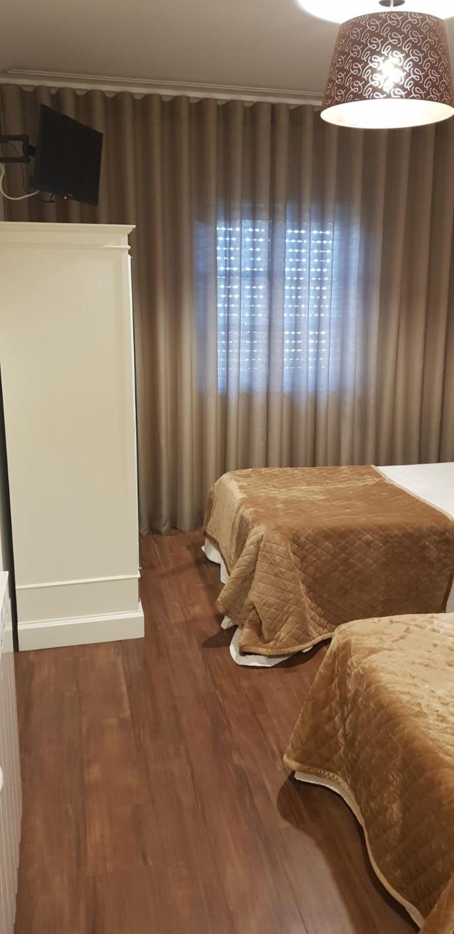 Twin Room with Bathroom - Photo 4