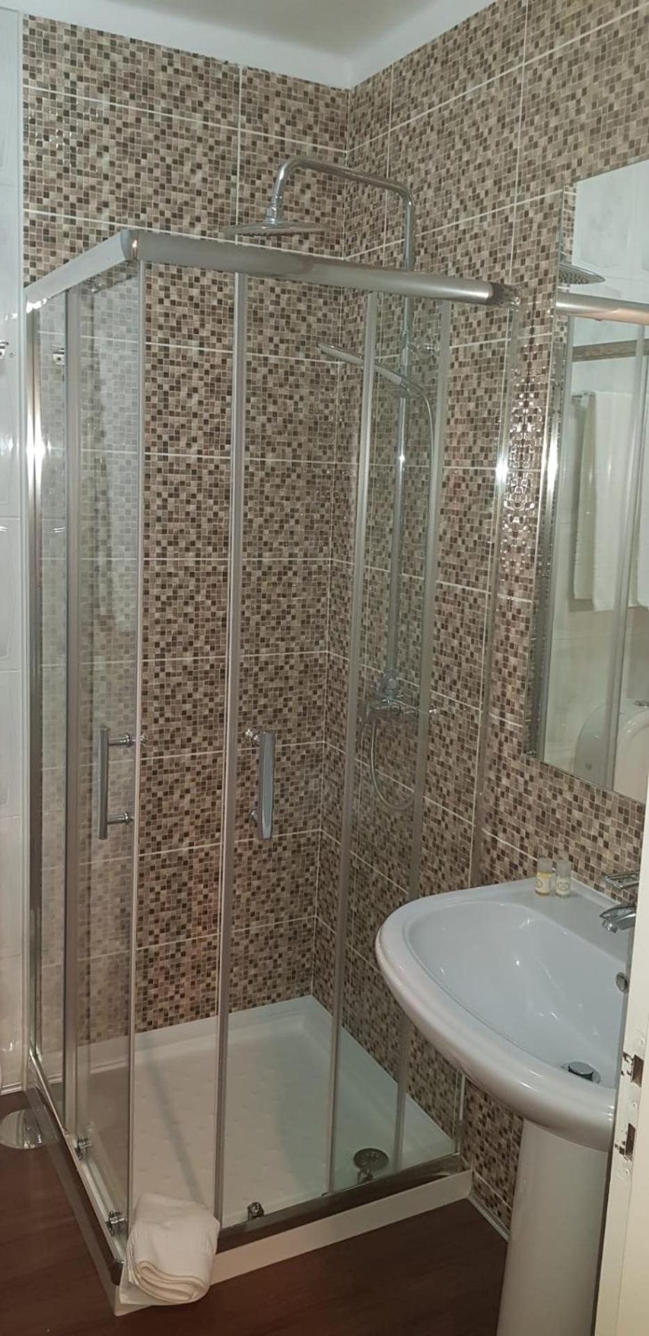 Twin Room with Bathroom - Photo 7