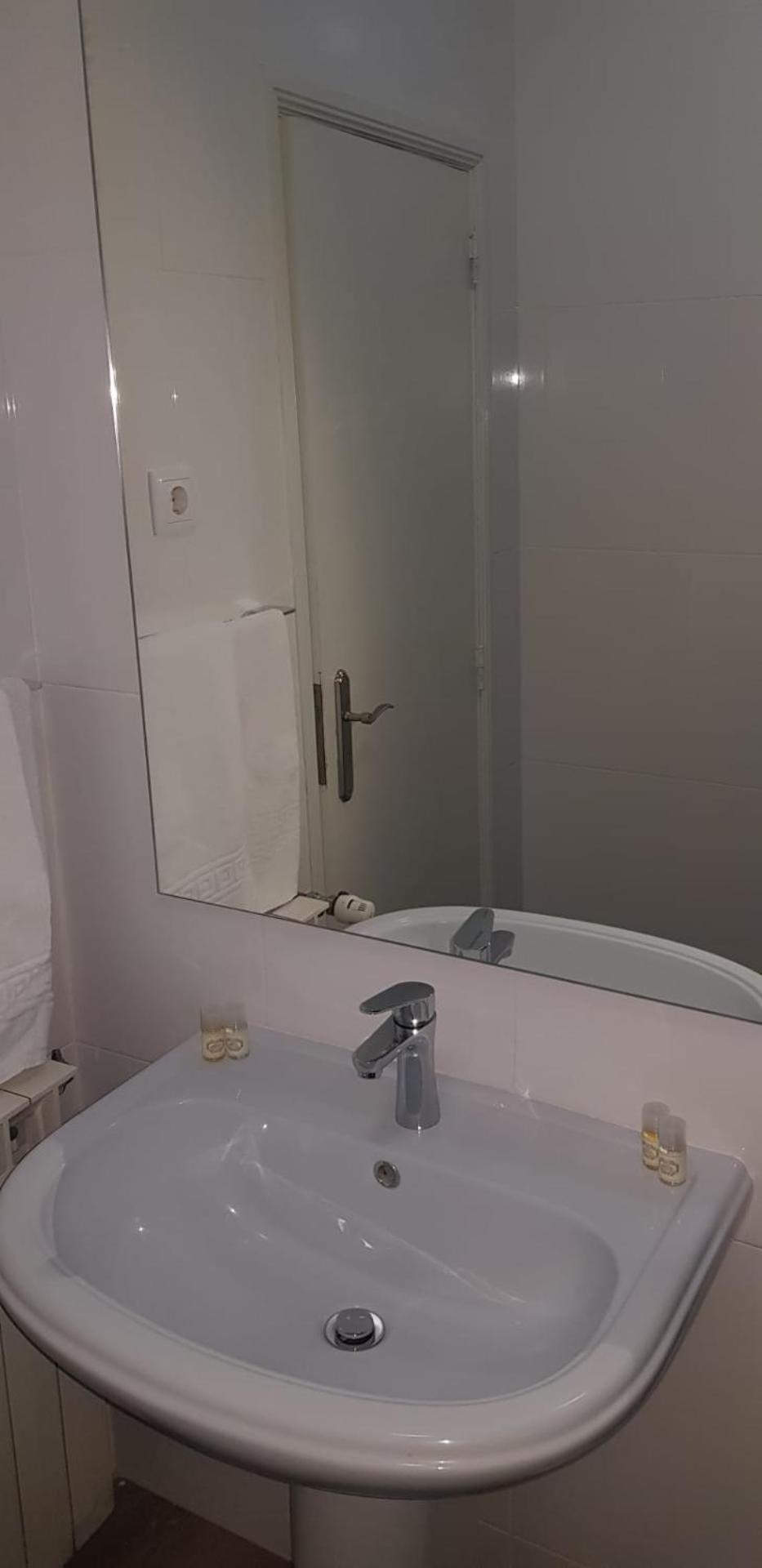 Twin Room with Bathroom - Photo 11