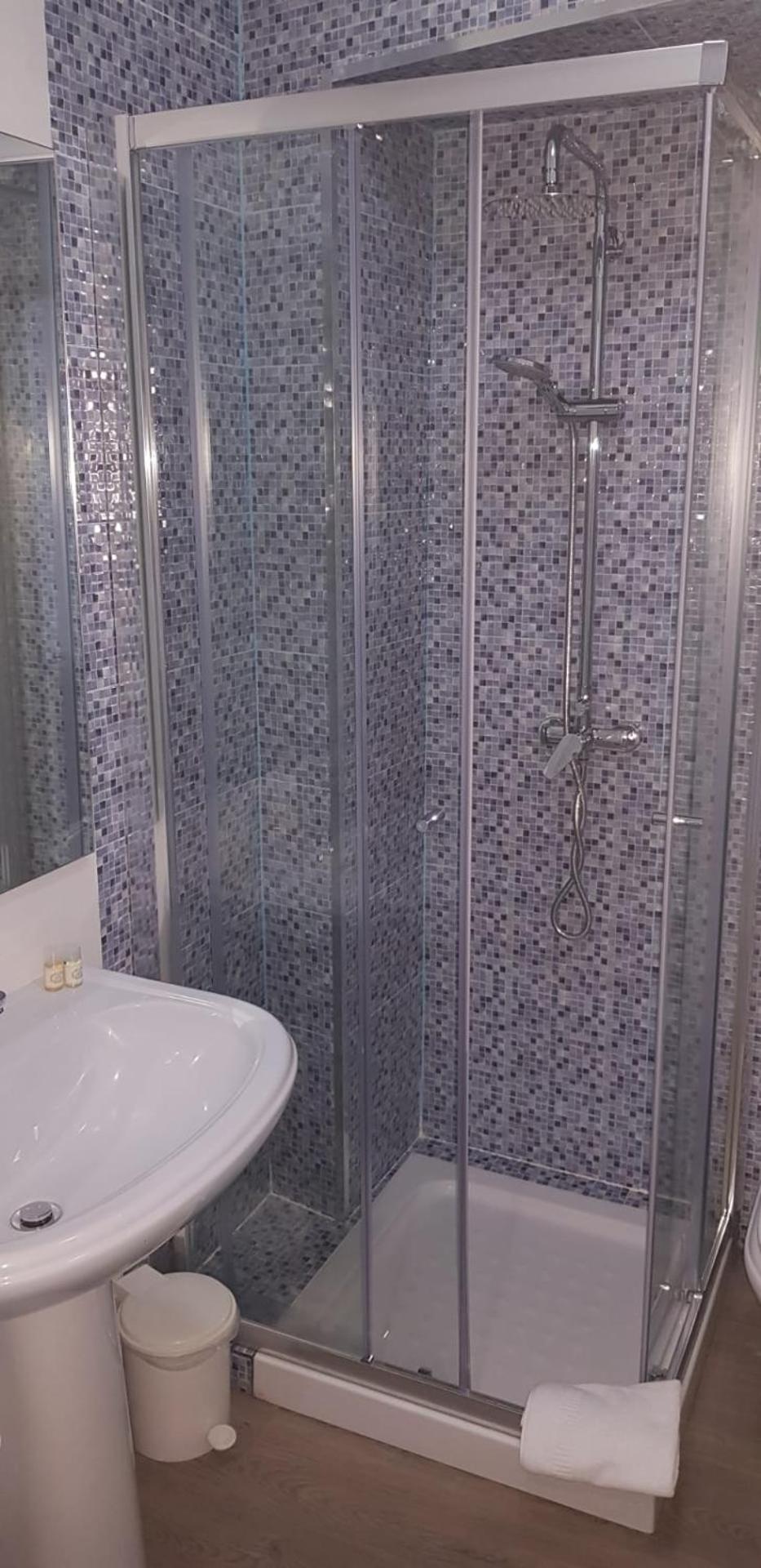 Twin Room with Bathroom - Photo 10