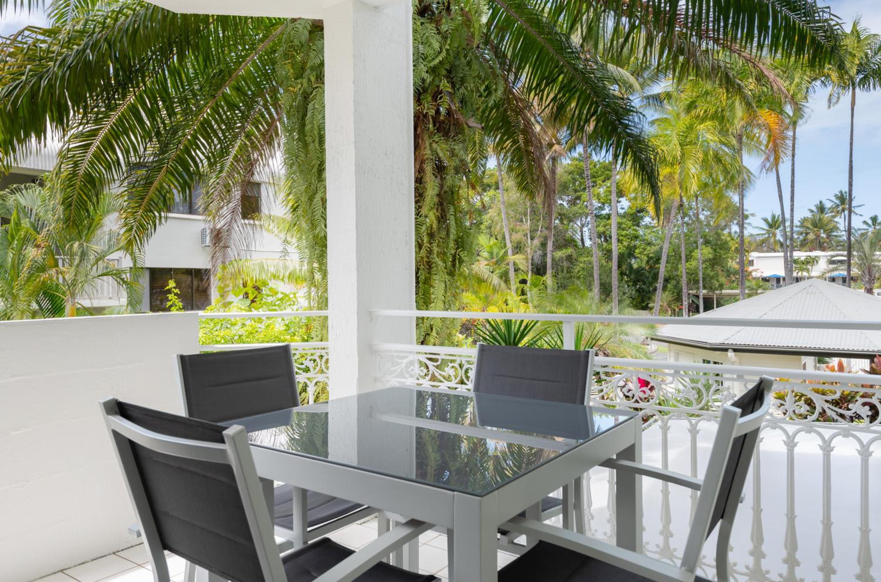 Two Bedroom, One Bathroom Apartment with Balcony/Patio photo 3