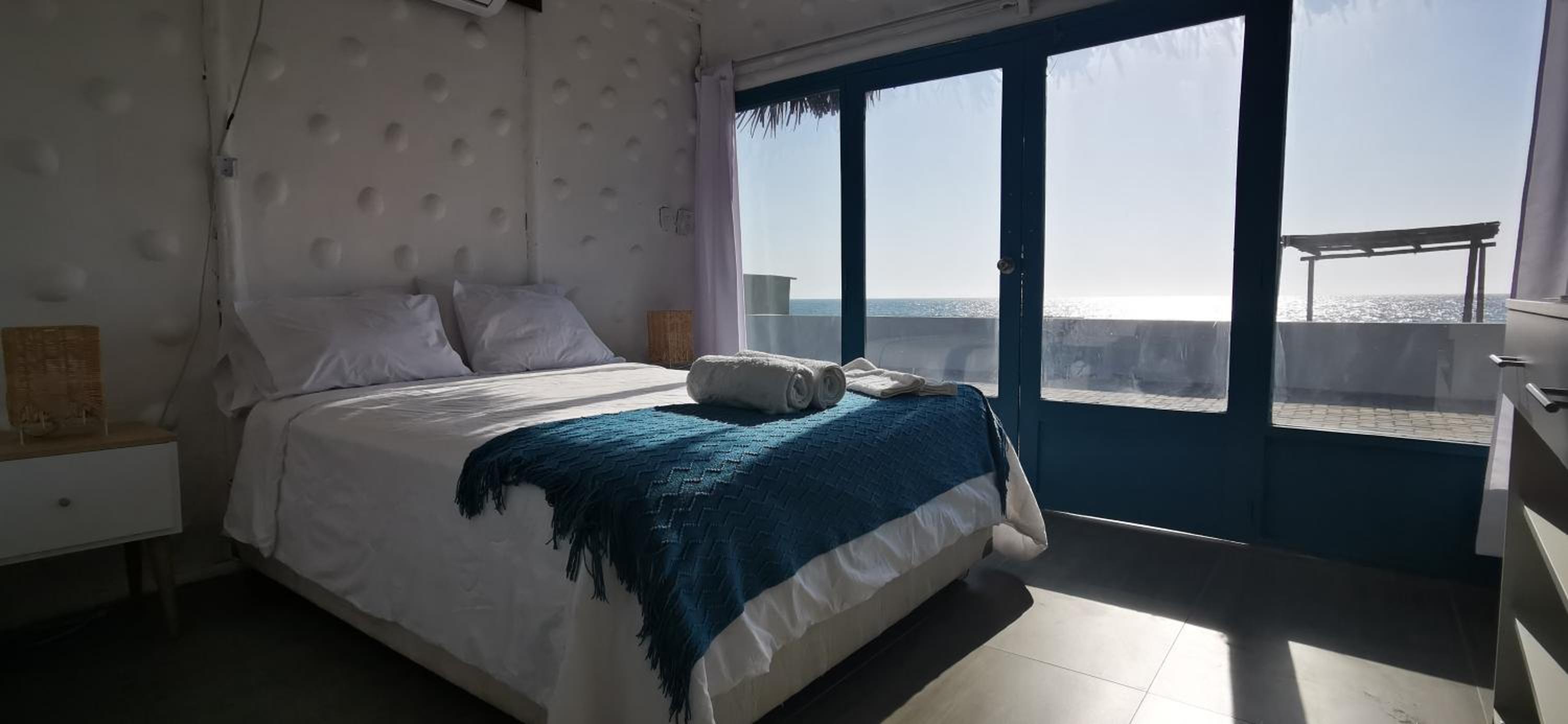 Queen Room with Sea View - Photo 7