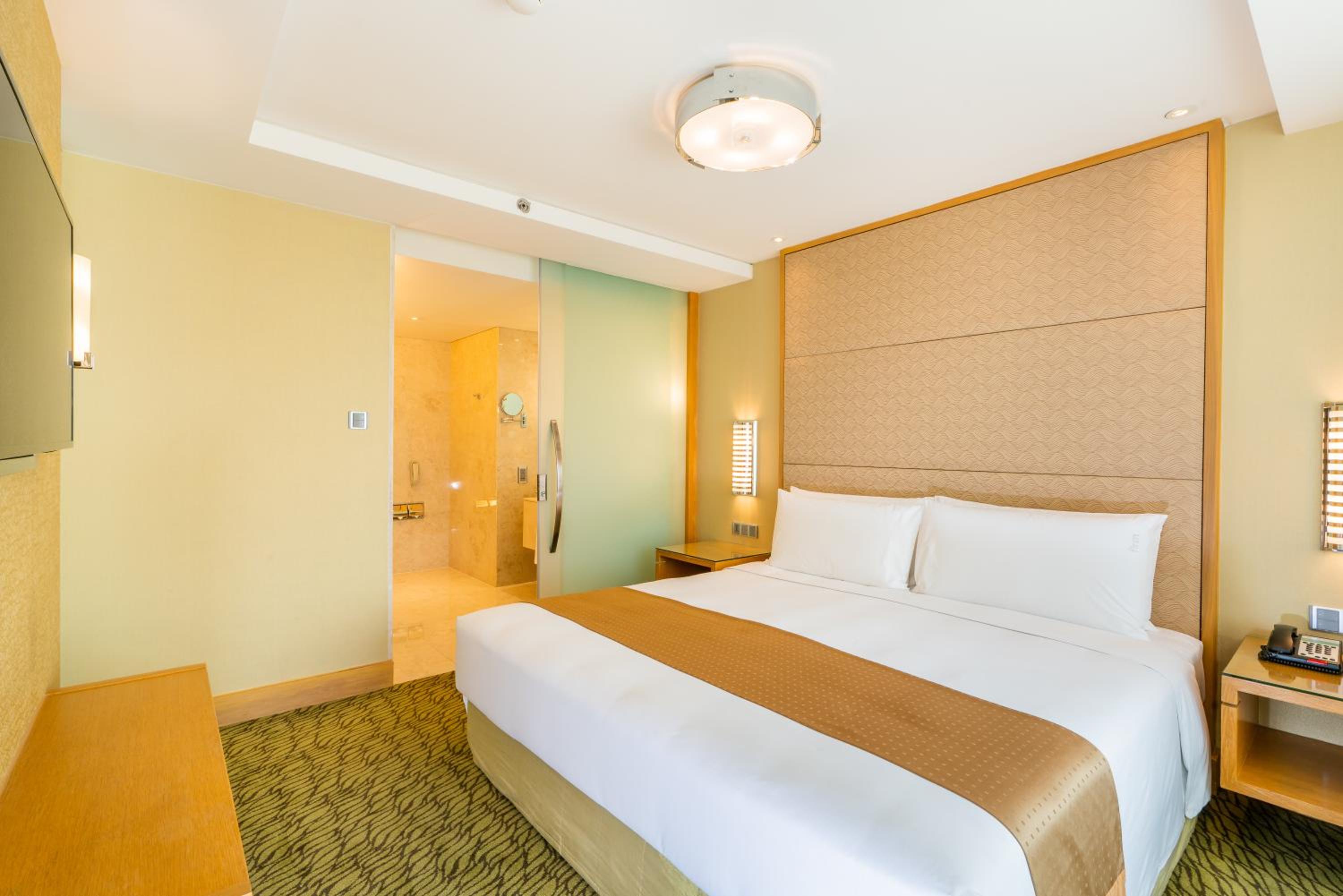 One-Bedroom Premium Suite with City View - Non-Smoking