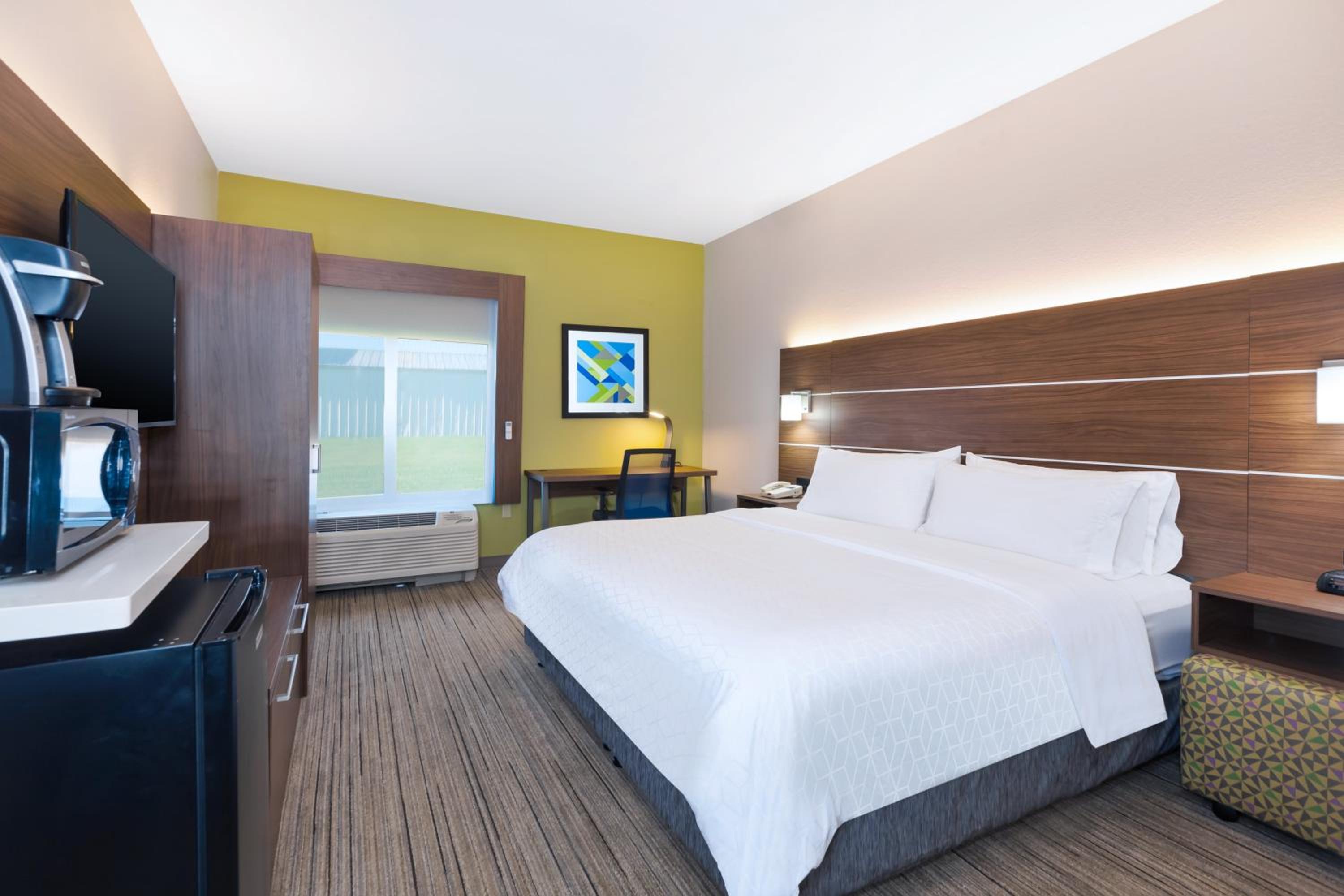 Standard King Room with Roll-In Shower - Communications Access - Photo 2
