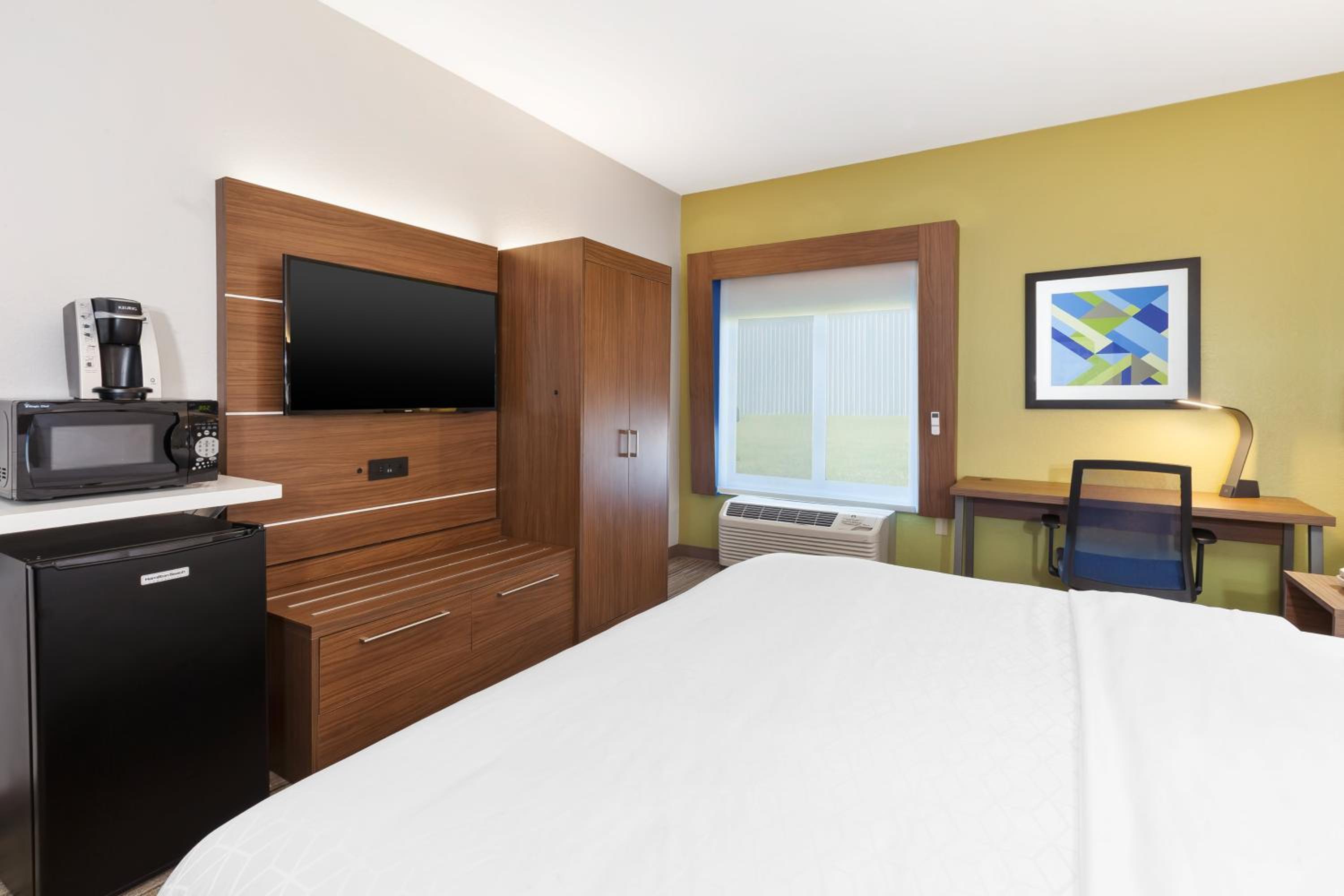 Standard King Room with Roll-In Shower - Mobility Access - Photo 2