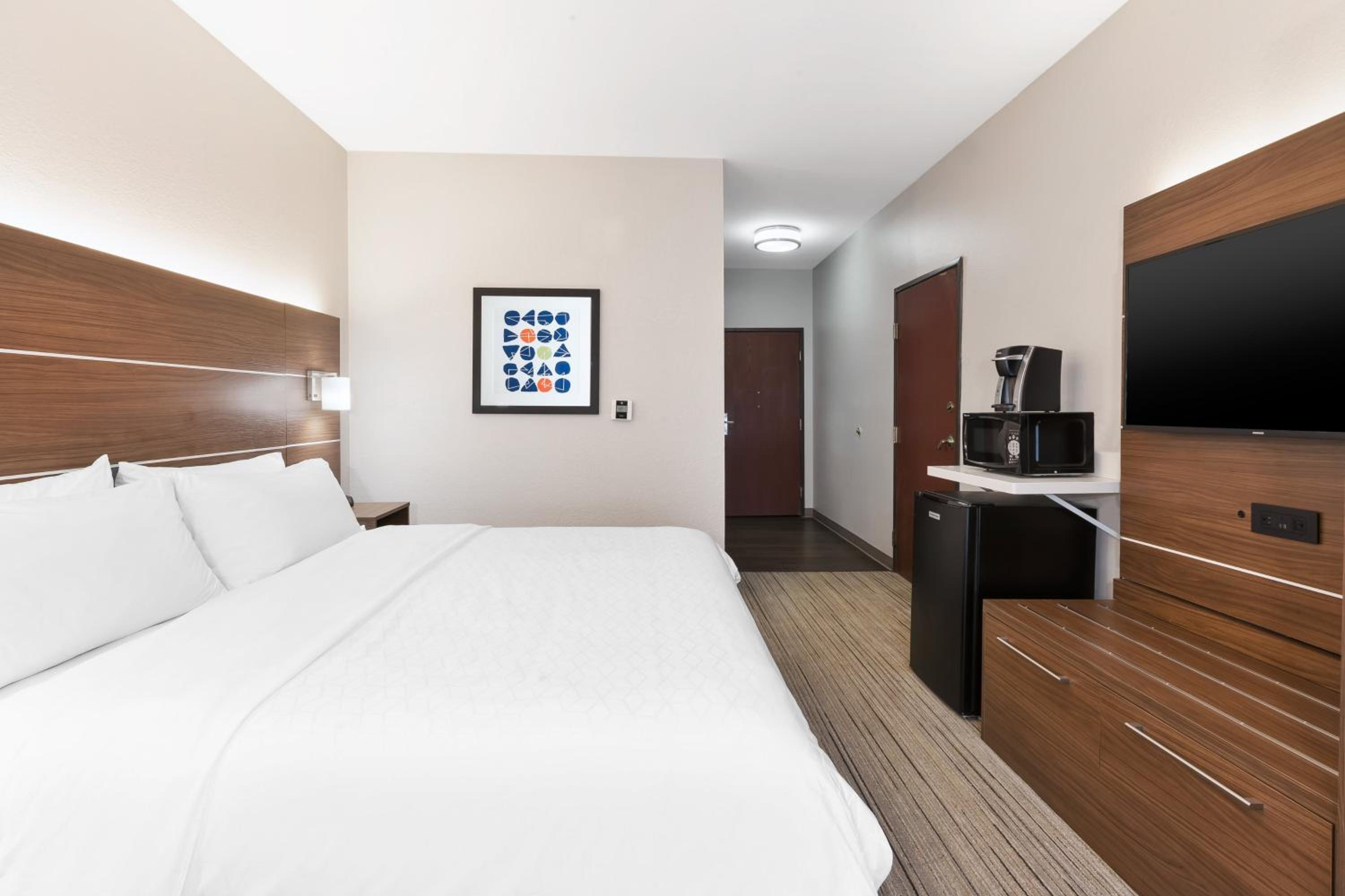 Standard King Room with Roll-In Shower - Mobility Access - Photo 1
