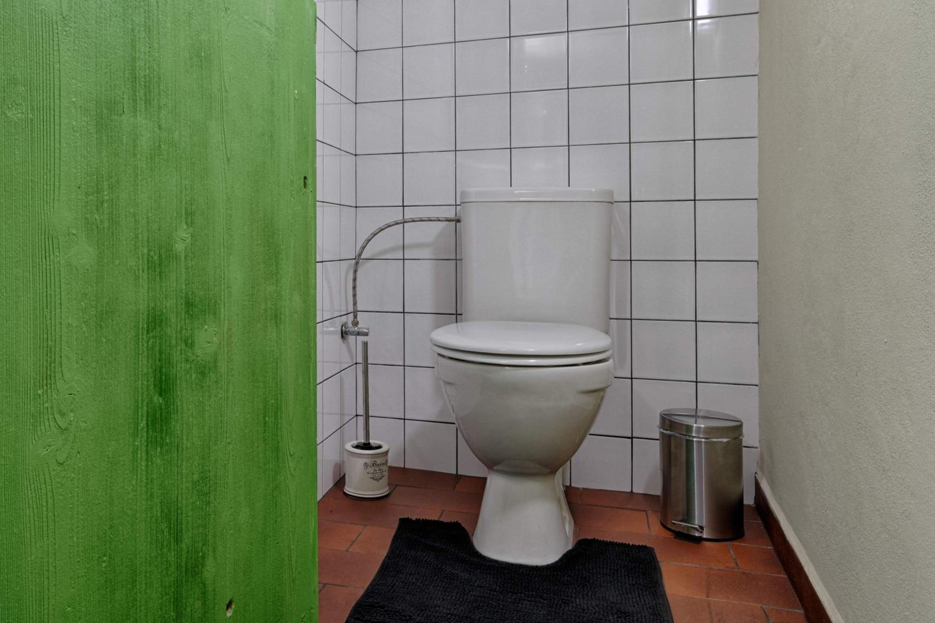 Family Room with Bathroom photo 2