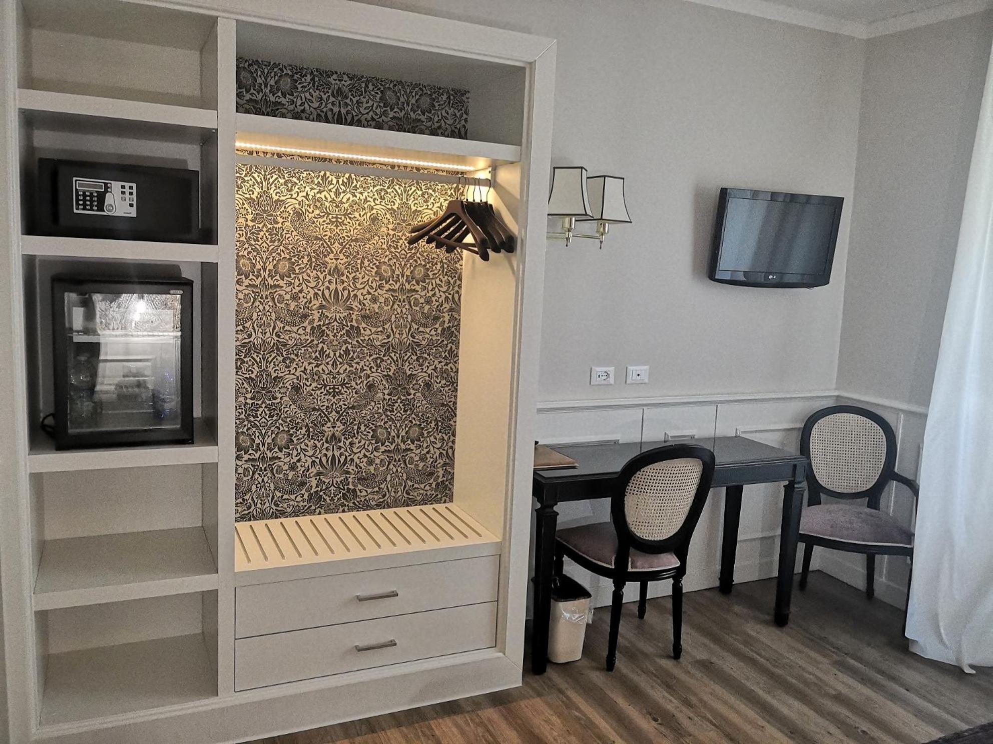 Double or Twin Room - Photo 6