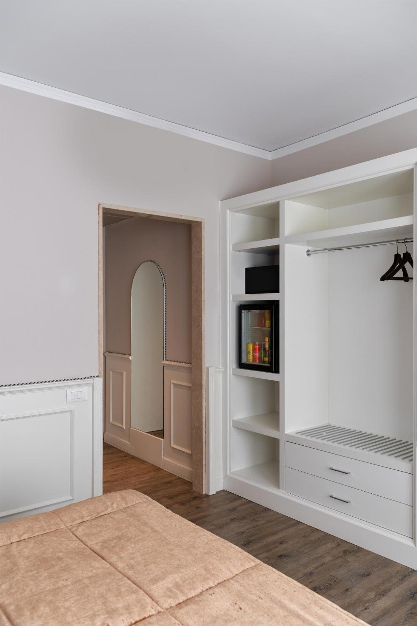 Double or Twin Room - Photo 11