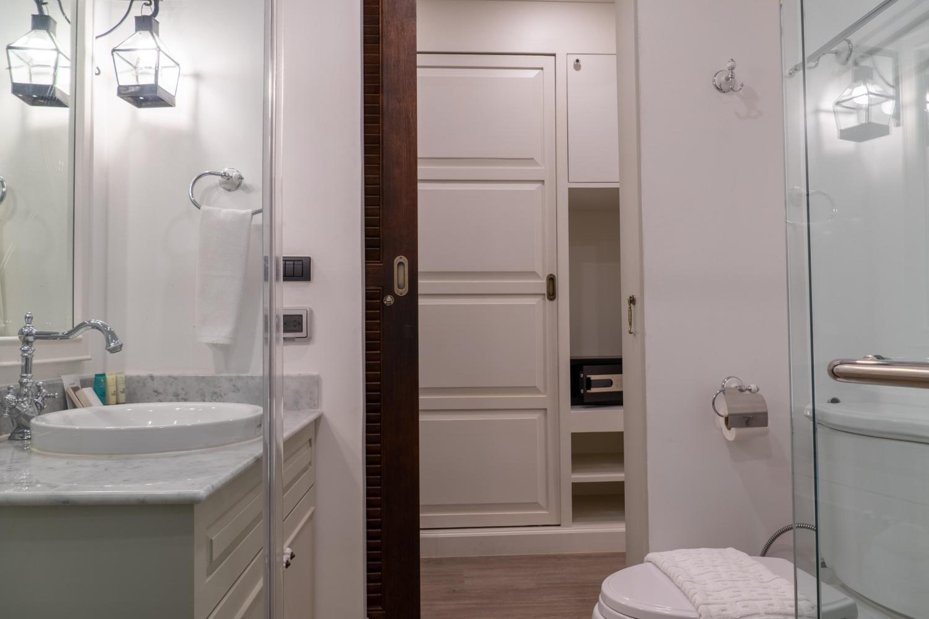 Double Room with Bathub - Photo 9