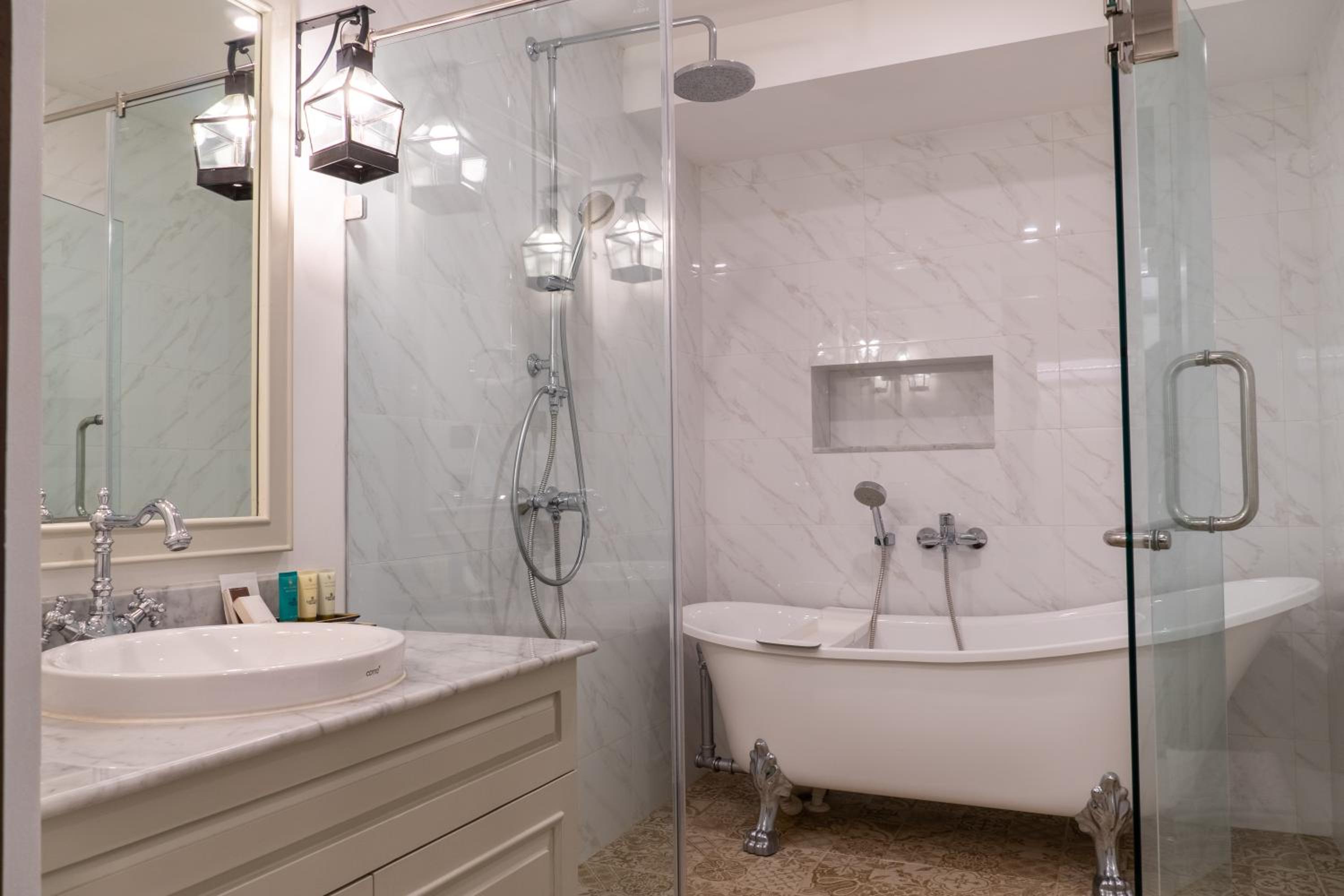 Deluxe Double Room - Photo 8