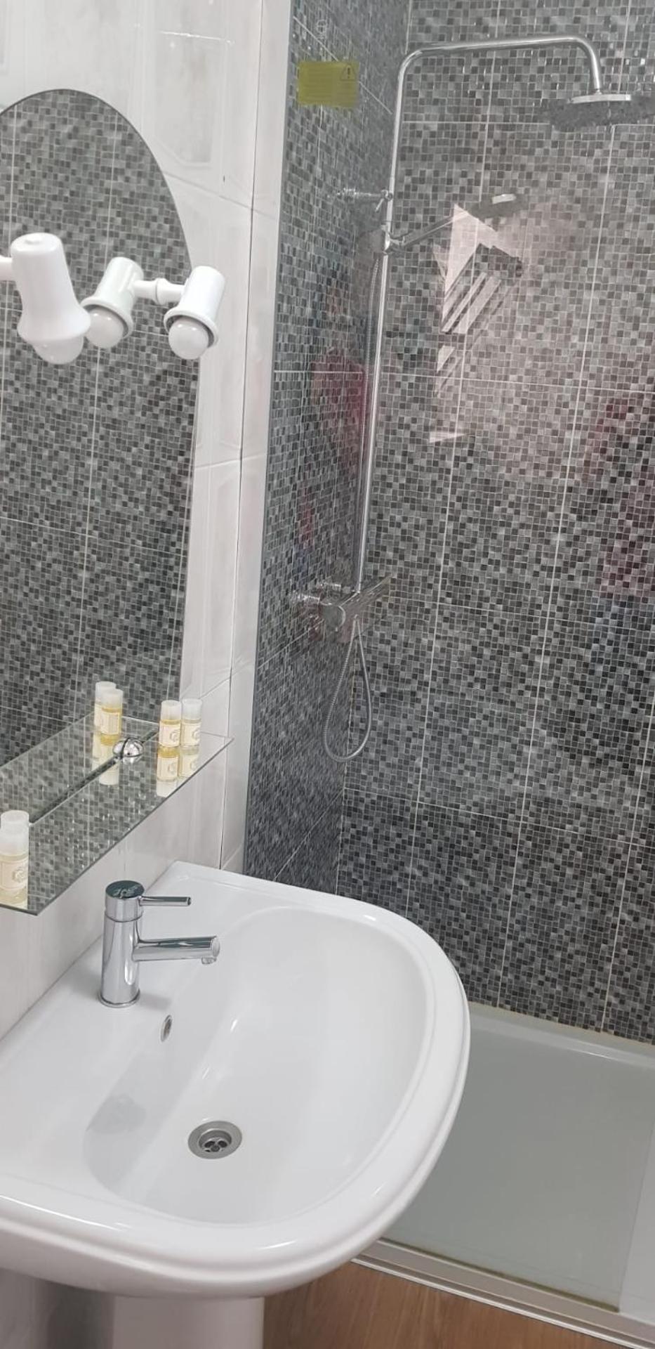 Twin Room with Bathroom - Photo 2